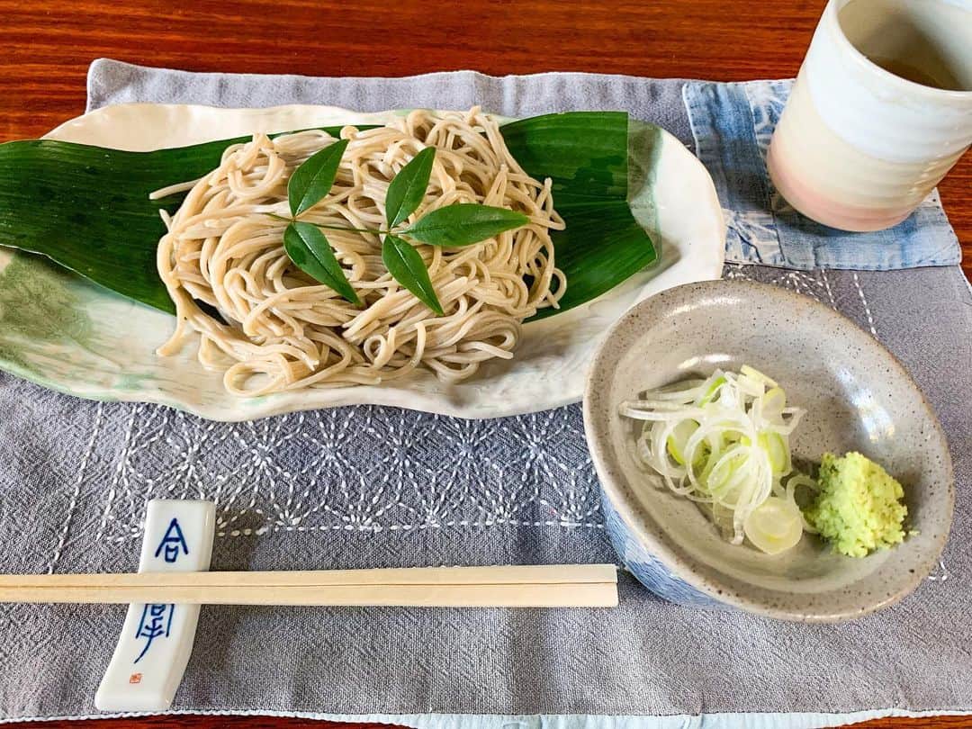 松山愛里のインスタグラム：「. 近所のお蕎麦屋さんへ🥢 大晦日。家族とゆったりまったりと過ごしております😊 . 今年は気持ちや考え方に変化があり、苦しいことがあれば良いことがある。 ということをひしひしと感じた1年でした。 感情が揺さぶられ、人間らしく過ごせた1年だったなぁと思います。 来年はいよいよ30歳になる年なのでとてもわくわく。 楽しみでしかない2020年🧚‍♀️🌟 お世話になっている皆様、 見守ってくださる皆様に感謝の気持ちでいっぱいです。 いつもコメントやメッセージに励まされております🤲🧡 2020年も自分らしく 笑顔を大切に歩んでいければなと思います！ どうぞよろしくお願いいたします☺️✨ 良いお年をお迎えください♩ #年越し蕎麦#2019年ありがとうございました」