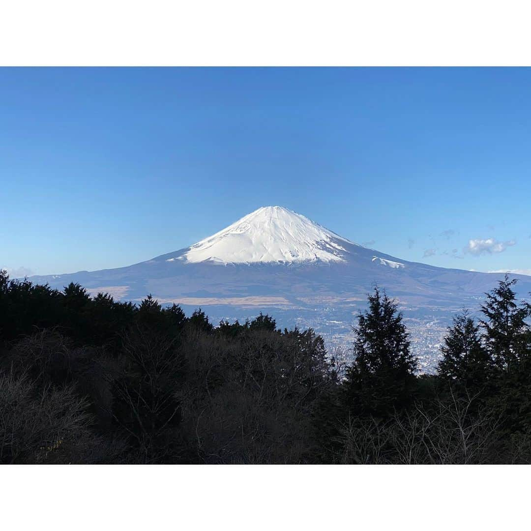 原田新平さんのインスタグラム写真 - (原田新平Instagram)「昨日、劇団プレステージの配信番組を終えて、仕事を納めてきました。 今年も応援してくださったみなさん、関係者の皆様、本当にありがとうございました。 みなさんにとって、どんな1年でしたか？ 自分にとって今年はまさに「走る」1年でした。  1月「時の箱が開く時」 3月「となりのホールスター」 5月「ブレーメンの音楽隊」 前半は舞台続きで、台本がカバンに4冊とか入ってて、もうワクワクが止まらなかった。 稽古して本番始まって千穐楽終わって、すぐまた次の作品の稽古して、稽古オフに映画「Another」の撮影して、ライフネット生命の撮影して。 レギュラーの渋谷のラジオが始まって、ラブランチに出て。 気づけば2019年の上半期が終わってました。  下半期は「偽装不倫」と「乃木坂シネマ」の撮影から始まり、迎えた7月と8月。 初監督作品の「Prism」の製作。 企画、脚本、監督、制作、出演、とりあえずできることは全て自分でやりましたが、今まで見えなかったことが沢山見えてきました。 スタッフさんの着眼点、作品のディテールを作り込む想いと知識。 俳優だけだったら気づけない時間と予算とクオリティーの葛藤、多くのことを身をもって感じることができたし、監督をすることによって、芝居に対する考え方もかなり変化していきました。 そして、準グランプリを頂けたこの結果は、本当に皆さんの応援のおかげで頂けたものだと実感しています。 SNSで広めて頂いたこと、沢山の感想も手紙やコメント、リプライ等で頂けてとても嬉しかったです。 本当にありがとう。  さて、ショートフィルムを完成させ、9月は「大地からのレラ」の稽古をしながら、「駐在刑事」の撮影。 そして、「タスキ旅」 わずか2日間でしたが様々な場所へ皆さんに会いに行けたこと、直筆のメッセージを力強く書いて頂いた、あの大きな旗は僕らの宝物になりました。 公演期間中、劇場のロビーに飾られていたタスキ旅のメッセージを読みながらアップして、本番に臨む。これが習慣でした。 直筆の文字って物凄く力をもらえるんですよ。 みなさんからのメッセージが、今日も頑張ろうって自分を鼓舞する活力になりましたし、なにより言葉ひとつひとつに込められた想いは劇団を力強く支えてくれました。 だから「大地からのレラ」は劇団員だけではなく、応援してくれている皆さんと一緒に作った作品だと勝手に思っています。 共に完走してくださった皆さんには本当に感謝しかありません。  10月に「大地からレラ」を終えて、ワークショップを曽根監督と開き、11月にSlothさんのMV「もしも」の演出。 台詞があるドラマや映画とは違って、MVは台詞がないから表情をとにかく豊かに描いていくことに尽力していきました。 この俳優の良さはここだからここを活かそうとか、逆にこの表現にチャレンジしてもらいたい、だとか。 二人の関係性を養ってもらう為の資料や環境づくりからこの現場に入っていきました。 撮影当日、撮るカット数の多さから、時間との戦いで撮影も難航したんですけど、クライマックスのシーンでモニターを見ながら涙が溢れてきました。俳優は己を振り絞り、今持っている全てでカメラの前に立っていたから。 その時やっぱり表現は生き様だと改めて再確認した瞬間でもありました。 一喜一憂せず、一瞬一瞬どう生きるか。 丁寧に誠意を持ってこれからも未知なる作品と関わっていきたいと心から思います。  渋谷のラジオの学校。 前回の放送が自分にとって最後の放送。 皆さんに事前にお知らせすることが出来ず、すみませんでした。 言葉だけで伝える難しさと楽しさは、他に変えることのできない経験で、頂くリスナーの方からのメッセージ、観覧に足を運んでくださった方、全国で聞いてくださった皆様、拙いラジオでしたが貴重な時間を共有できたことをとても嬉しく思います。  昨年の12月31日に書いたブログで「来年はバキバキに忙しく慌ただしくしていこうと思っています」と書いてましたが、実際慌ただしく猪年にふさわしい猪突猛進な1年にりました。 身内には沢山無理を言ったりお願いしたり。。 そして応援してくださる皆さんの想いに支えてもらってばっかりでした。 来年はきっと変革の1年になる気がしてます。 様々な表現で皆さんを驚かせられるよう、更に深く掘っていこうと思います。 今年も1年大変お世話になりました。 皆様にとって、実りある素晴らしい2020年になること願って。 渋谷から箱根に向けた高速バスの車内で文を綴り始めたけど、書き終えたのは御殿場の駅に到着した後でした。笑 写真は御殿場の駅前のベンチから。  2019年12月31日 原田新平」12月31日 16時23分 - shimpeiharada