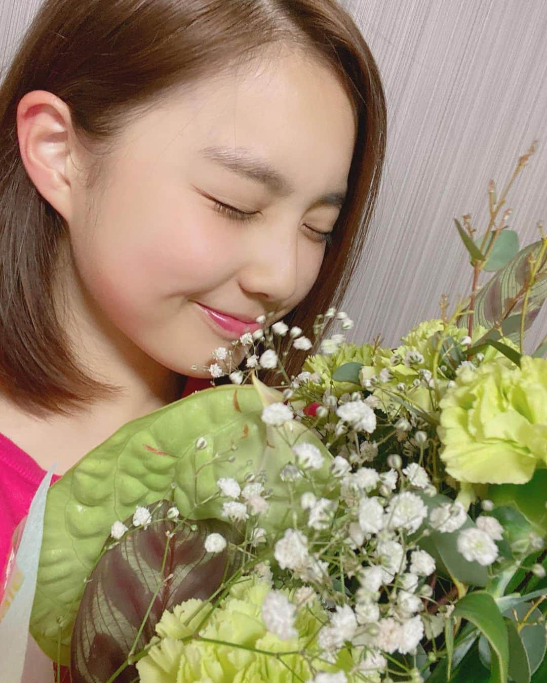 箭内夢菜さんのインスタグラム写真 - (箭内夢菜Instagram)「💐 『2019年』先日、無事にお仕事を納めました  今年もいろいろあったな～ 良い事も悪い事も全部ひっくるめて 2019年も楽しかったです！ 大きく成長できた1年だったと思います︎☺︎ いつも応援してくださる皆さん、 本当に本当にありがとうございます 暖かい言葉を頂けて、とても力になっています  2019年、ありがとうございました*ﾟ 残りの時間を楽しみましょ~︎☺︎」12月31日 16時23分 - yumenayanai_official