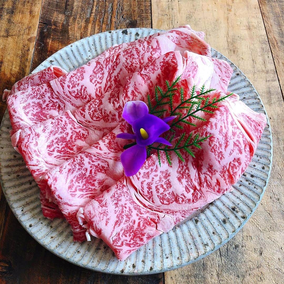 chaako ちゃあこのインスタグラム：「2019.12.31 * * 毎年恒例の、大晦日はすき焼きで♡ ガキ使観ながら食べます(๑′ᴗ‵๑) * * 今年は忘れられない年になりました。 * 華奈ちゃんとのお別れ… 私の人生の中で、1番辛い出来事でした。 * 今年の私の目標は、大晦日を華奈ちゃんと過ごす事でした。 * でもそれが叶わず… 私と華奈ちゃんの誕生日と、結婚記念日を一緒に過ごせた事が奇跡だったのかな。 * 旦那の誕生日まであと5日だったけど、それを待たずに逝ってしまった華奈ちゃん。 * 姪っ子達が、華奈ちゃんらしいと言ってました(笑) 華奈ちゃんと旦那は、ライバルの様な友達の様な関係だったもんね。 * 11月まで一緒に居れたのは、5月に沢山頑張ってくれたおかげです。 * かけがえのない、半年でした。 * 今年は他にも色々な事があり… 2人とも厄年ではないのに、何でだろ(笑) * 来年初めにお祓いに行っとこうかな( ꒪Д꒪) * * 今年はあまりpost出来ませんでしたが、来年はもっと載せる様に頑張ります。 * 今年もありがとうございました♡ 来年も宜しくお願いします。 * * 良いお年をお迎えください٩̋(ˊ•͈ ꇴ •͈ˋ)و * * *」