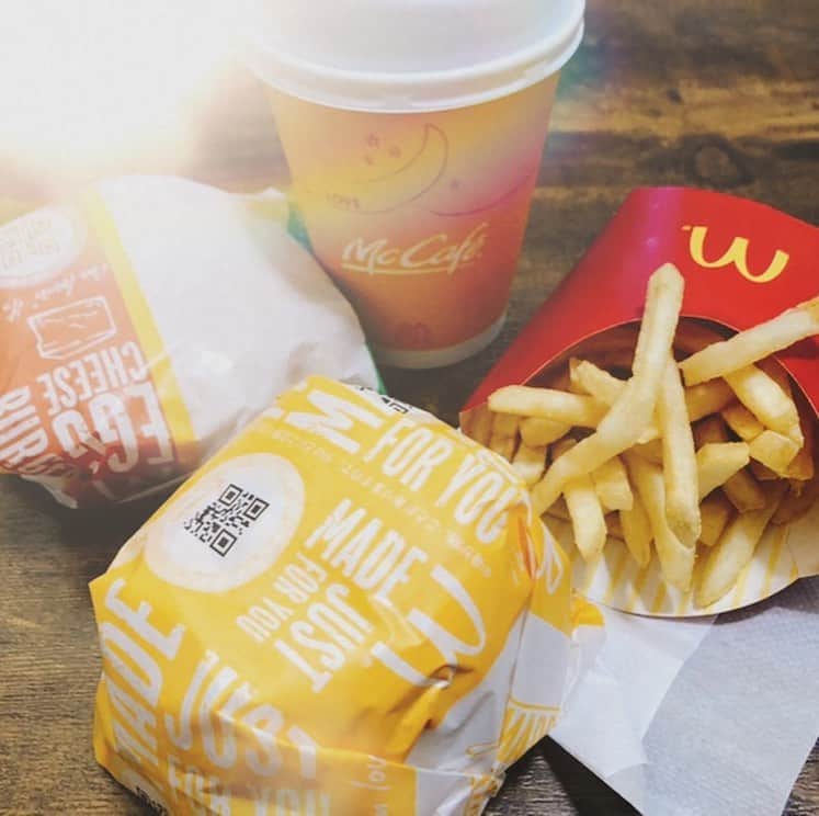 あつひろのインスタグラム：「ホッとひと息...♪*ﾟ  #🍔 #グラコロ #McDonald's #マック #マクド #サラダも食べるよ #大晦日」