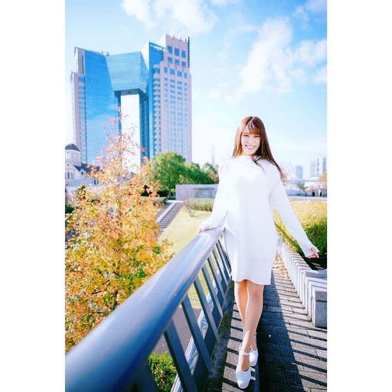 のインスタグラム：「⭐ 2019年バイバイ👋 2020年ハロー👋 . 2019年は皆さまのおかげでたくさん新しい事を経験させて頂きました🙇‍♀️ こんな経験をさせて頂いた事に感謝しかありません 🥺 本当にありがとうございました🙇‍♀️ . 来年も初めてのことにいっぱい挑戦していきたいと思います！ どうか2020年も #宮島マリーナ をどうぞよろしくお願い致します！✨ では2019年も後残り8時間もないですが、皆さん良いお年を～！✨✨✨ . #フェスタソーレ撮影会 は1月25日(土)です！ 是非一緒にわちゃわちゃしましょう🐭 . . . #年末のご挨拶 #オスカープロモーション #撮影会 #レースクイーン #rq #モデル #イベコン #イベントコンパニオン #コンパニオン #ポトレ #ポートレート #被写体 #被写体モデル #被写体になりたい #被写体募集中 #被写体撮影 #お台場 #フェスタソーレ #2019  #2019年 #2020 #2020年 #大晦日 #元旦 #白ニットワンピ #ニットワン #白ニット #寒かった」