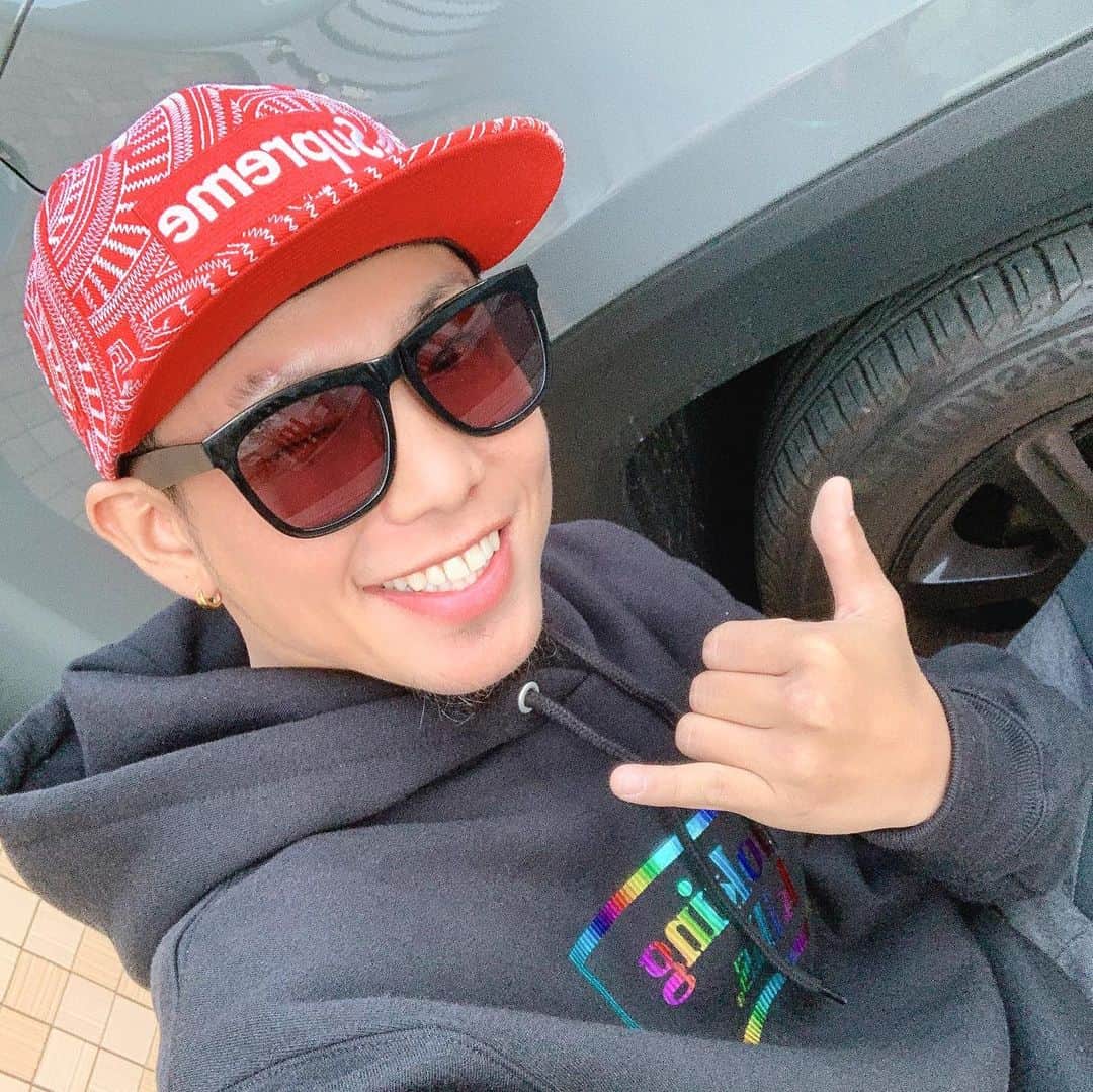 あっくんのインスタグラム：「今年は色々あった年だったなー。 いやぁー！ やっと復活した！！w そして今日はおろしたての靴とパーカー！ よしっ！ 最高な年末にするぞっ！！ みなさん！ 良いお年をー！ #vans #vansjapan #fr2」