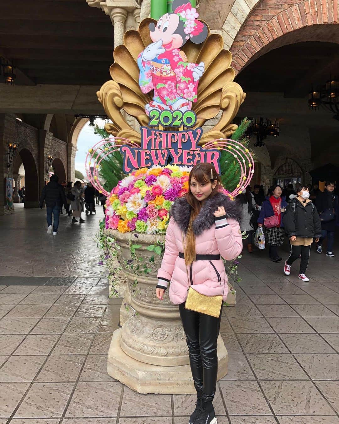 のインスタグラム：「ちょっとだけ気の早い#happynewyear2020  みなさま良いお年を👼💕💕 #tokyodisneysea #年内最後の投稿  #デフォカメラ #無加工グラム  #3万歩 歩いて顔疲れててもそんなの関係ねぇ🤣✨ #followforfollowback #likeforlikes #キャバ嬢 #銀座ホステス #ミニーちゃん #ディズニーシー」