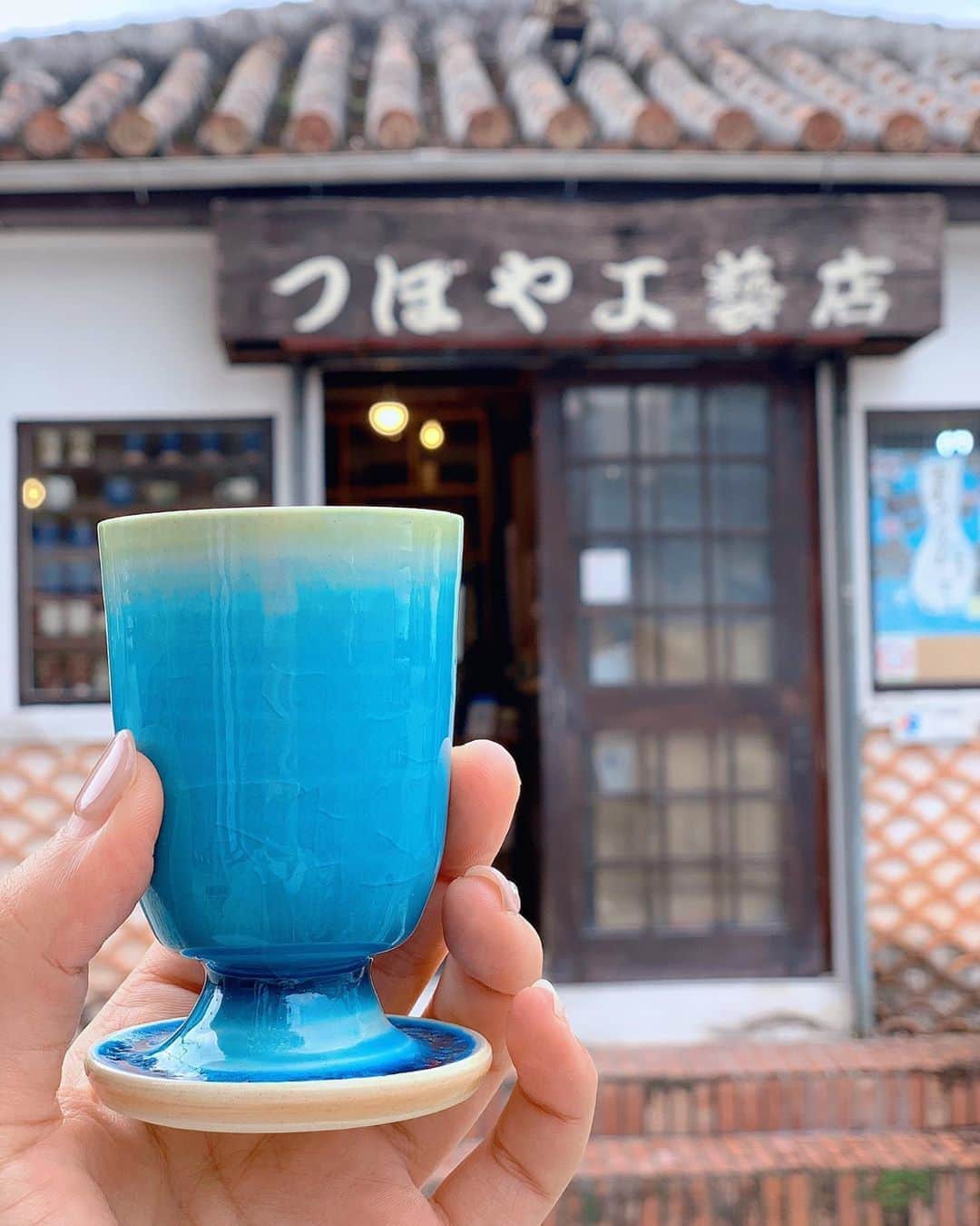長嶺菜菜子のインスタグラム：「あぁ〜〜﻿ 癒される﻿ この色😍🤙🏽﻿ ﻿ ﻿ もう大好き﻿ ﻿ ﻿ またまたやちむん通りの﻿ つぼや工藝店へ﻿ ﻿ ﻿ この子﻿ うちの子になりました♡﻿ ﻿ ﻿ 何入れて飲もうかな😚💕﻿ ﻿ ﻿ ﻿ 相変わらず﻿ 陶芸家の @ryu.pottery さんはイケメンでたくさん色々話してくれた😁🙌🙌﻿ ﻿ ﻿」