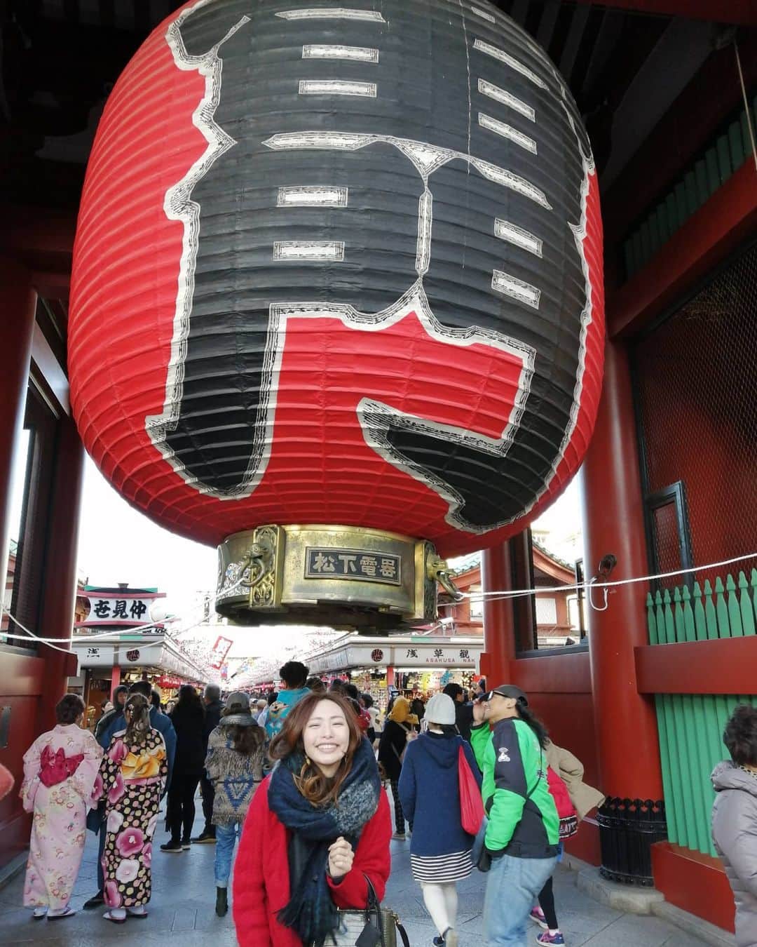 のインスタグラム：「令和元年！  みなさん大変お世話になりました！ 良き新年をお迎えください🎌🎌 * 浅草は、海外の方がいっぱい！ 初詣は混雑するから、とりあえず大晦日に来てみたけど、すごい人ーーー！！ * * #修学旅行ぶり #大晦日 #浅草 #雷門 #令和元年」