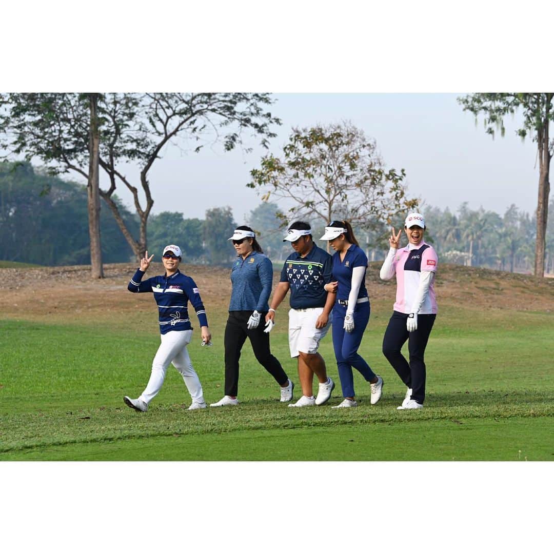 モリヤ・ジュタヌガーンさんのインスタグラム写真 - (モリヤ・ジュタヌガーンInstagram)「Dec.31.2019 รอบสุดท้ายของปี #thegang ❤️❤️ #golfing #fun #momoriya #mayariya #teamkiradech #ธีมสีน้ำเงิน」12月31日 16時57分 - mo_moriya