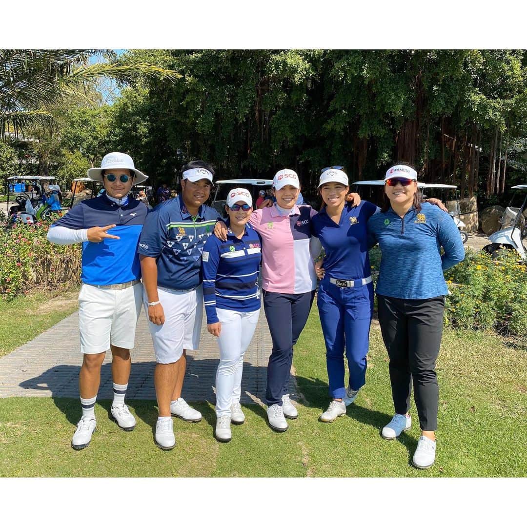モリヤ・ジュタヌガーンのインスタグラム：「Dec.31.2019 รอบสุดท้ายของปี #thegang ❤️❤️ #golfing #fun #momoriya #mayariya #teamkiradech #ธีมสีน้ำเงิน」