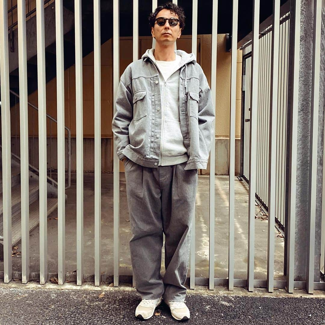 UOMOさんのインスタグラム写真 - (UOMOInstagram)「【Graphpaper Colorfast Denim Jacket & 2tuck Pants】 グラフペーパーの大人のカジュアルセットアップです。カラーは綺麗な落ち着いたグレーでかなりのビックシルエット。素材は縦糸を特殊染めした色落ちしにくいデニムとのことですが、柔らかく着心地良好です。グレーのワントーンコーデは清々しく爽快です。 Jacket：Graphpaper Hoodie：Supreme Pants：Graphpaper Shoes：New Balance Glasses：Eyevol （チームウオモ 杉浦靖隆） @yasutakasugiura  #graphpaper #グラフペーパー #セットアップ #デニム #セットアップコーデ #デニムコーデ  #teamuomo #uomo #uomo_magazine #uomomagazine #webuomo #fashion  #mensfashion #mensstyle #menswear #mens #wear #ファッション #メンズ #メンズファッション #メンズスタイル #メンズウェア #チームウオモ #着こなし #コーデ #メンズコーデ」12月31日 16時51分 - uomo_magazine