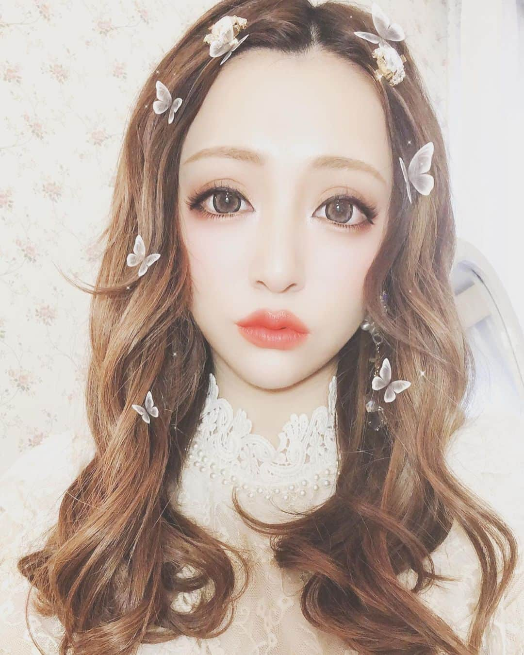 桜井莉菜さんのインスタグラム写真 - (桜井莉菜Instagram)「やっぱりヘアメイクさんに メイクしてもらうと顔変わるなぁ🤭💄✨ アプリもあるけど、 チークかな🤔 いや、やっぱ眉毛？ リップもいつもよりオーバー気味なんだよね💋 毎日ヘアメイクしてほしーーー🤪 そして今日は大晦日‼️ カウントダウンみんなは誰とどこで何をして過ごすのかな？☺️ #hair#make#hairmake#ヘアメイク#大晦日」12月31日 16時57分 - rina__sakurai