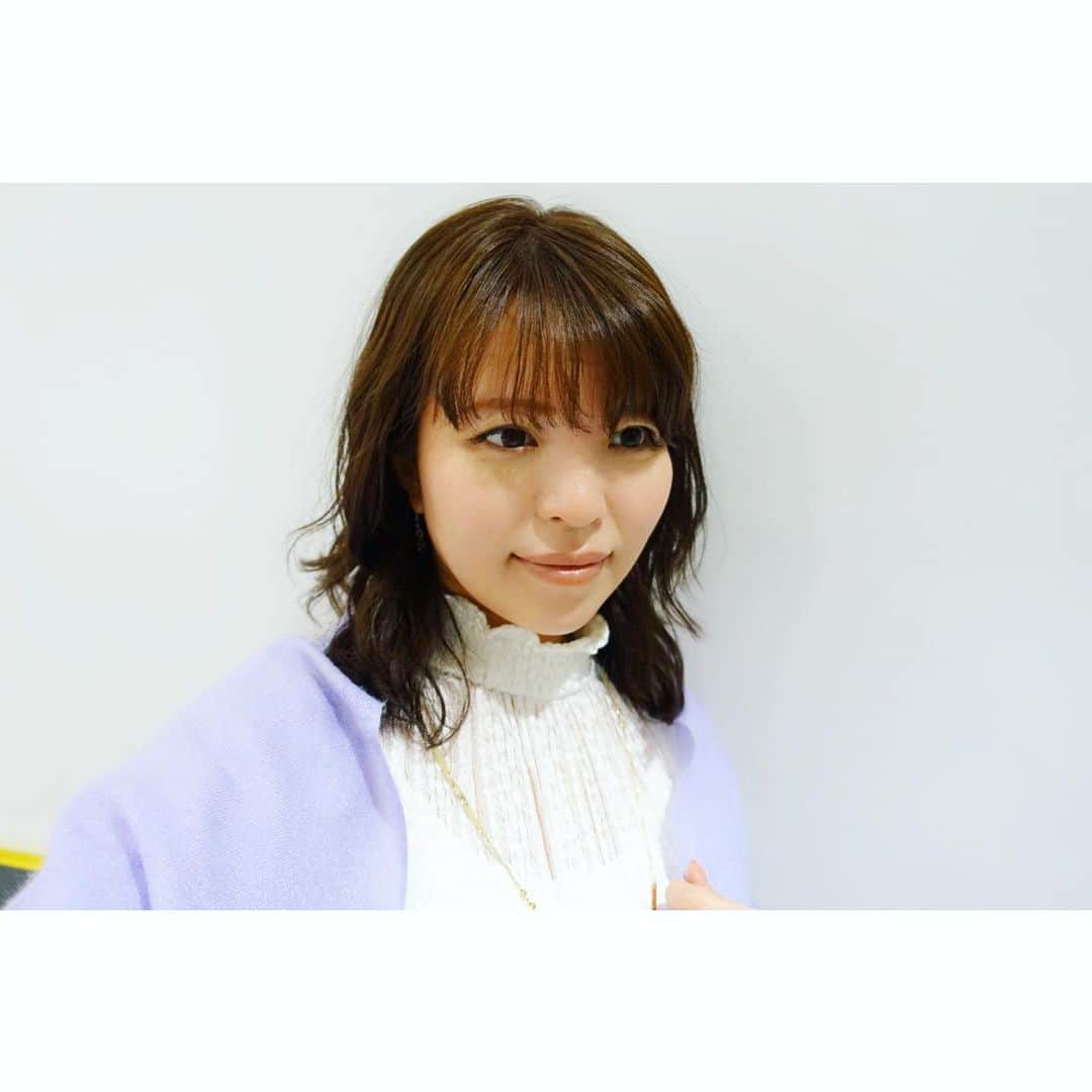 清水のぶよさんのインスタグラム写真 - (清水のぶよInstagram)「・ 2019年も　残すところあと数時間。 今年も　人とのご縁に恵まれた一年でした。  周りにいてくださる方々のおかげで 一人では決して辿り着けない場所へ　向かうことができます。 いくら感謝しても足りないくらいです。  仕事面では今年、東京発信のラジオ冠番組を 担当させていただけたことが とても大きな前進でした。  そして、念願だったアナウンス教室も開催できました。 望み通りの結果を出されている受講生の方もいて 嬉しい限りです。 「声が変わると人生が変わります」 来年も　まっすぐ前を見据えて たくさんの方々の人生が輝くお手伝いをしていきます！  そして周りにいてくださる方々へも 恩返ししていきたいと思います。  今年も  ありがとうございました。 みなさま、良いお年をお迎えください✨ ・ #2019年 #大晦日 #今年もお世話になりました  #今年もありがとうございました  #来年もよろしくお願いします  #アナウンサー #フリーアナウンサー #パーソナリティ #リポーター #MC #司会 #アナウンス教室 #アナウンス講座 #アナウンス講師 #話し方教室」12月31日 16時55分 - meika_shimizu