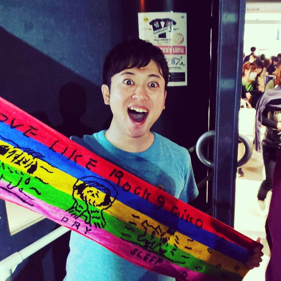 飯田嘉太のインスタグラム：「Love Like Rock Vol.9🙌  先日やっと行けたaikoのLive😭  人生初のダブルアンコールに 聴きたかった曲も聴けて全てが最高でした😍  44歳とは思えないパワー🔥  来年は沢山aikoのライブに行って aikoをもっと拝めますように…✨ 久々の友達にも会えてわちゃわちゃしてたら 出てきた⑧年前の写真…若い…細い…笑  #aiko #ライブ #live #ライブ参戦 #LLR #LLR9 #zepposakabayside #ダブルアンコール #最高 #シアワセ #来年もよろしくお願いします #ライブ充 #BabyPeanuts #aikoジャンキー #石川テレビ #アナウンサー #announcer #飯田嘉太」