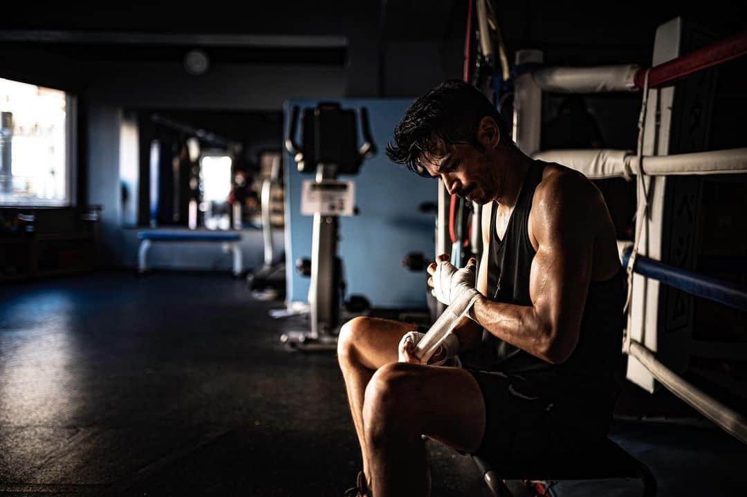 尚玄のインスタグラム：「Thank you all for your continued support this year. I wish you a new year filled with love and joy!! 2020 will be the year to make things happen for me. All I can do is to believe in my team and give it everything I got in the boxing ring.  年明け早々、待望の『#義足のボクサー』の撮影が始まるので、正月休み返上で準備に勤しみます。2020年は俳優としてより一層精進を重ねて参りますので、皆さまどうぞよろしくお願い致します。 "Slowly but Surely"  Photo by @jumpei_tainaka  #Boxing #Film #GensanPunch #Japan #Philippines #NewYearEve #ボクシング #映画 #日本 #フィリピン #大晦日」