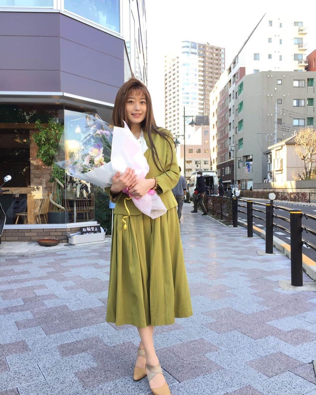 冨手麻妙さんのインスタグラム写真 - (冨手麻妙Instagram)「2019年は私にとって大きな一年だったな。  25歳になって、芸能界に入ってから10周年を迎えて、  新しい出会いもたくさんたくさんあって、 『全裸監督』で人生変わって、色々な役を演じて、写真集も出して！  今まで一生懸命撒いてきた種みたいなものがポワッと芽を出してきたというか、  間違いなく階段を上れたというか、  自分にとっては大きな一歩をたくさん踏み出せた一年でした。  来年も引き続き頑張ります。  今年よりもっともっと、みなさんに色々な自分の姿をお見せできると思います。  もっともっと柔軟に、でもブレずに、 2020年も飛躍します。  年明けまずは1月31日に映画『嘘八百』、『転がるビー玉』が公開になります。  ぜひ皆さま来年も応援よろしくお願いします！！！ #2019 #2020 #全裸監督 #thenakeddirector #netflix #月刊冨手麻妙 #嘘八百 #転がるビー玉 #来年もよろしくお願いします #良いお年を」12月31日 16時58分 - amitomite