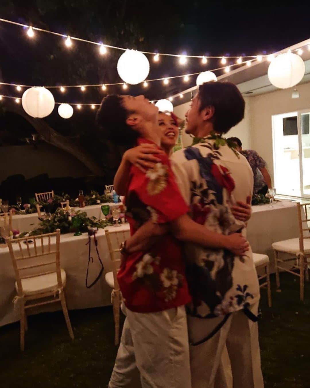PINKYのインスタグラム：「Dance time💃🕺🏻🎷🎼🎶 . Wedding reception中はずっとJazzバンドの生演奏をお願いしていました🥁🎷🎹🎺🎼💫 . 卍LINEの『愛の讃歌』をリクエストしていて、日が暮れてからの皆んなでのダンスタイムは本当に幸せな時間でした💃🕺🏻❤️✨ . 2019年も家族皆んな健康で、色々な場所に行くことができて、念願の結婚式も出来て、愛と幸せに満ちた日々を送れたことに心から感謝しています✨🙏❤️✨ . 皆様どうぞ良いお年をお迎えください😊🙏❤️✨🎍 . Produced by @kamaaolewedding  Photo by @katabirayuta (swipe3枚目以降) Dress by @novleaf  hair make by @risa.hoshino . ・・・ ・・・ #love #happy #family #HusbandandWife #wedding #hawaiiwedding #結婚式 #感謝 #weddingreception #gardenparty #dancetime #jazzband #良いお年をお迎えください」