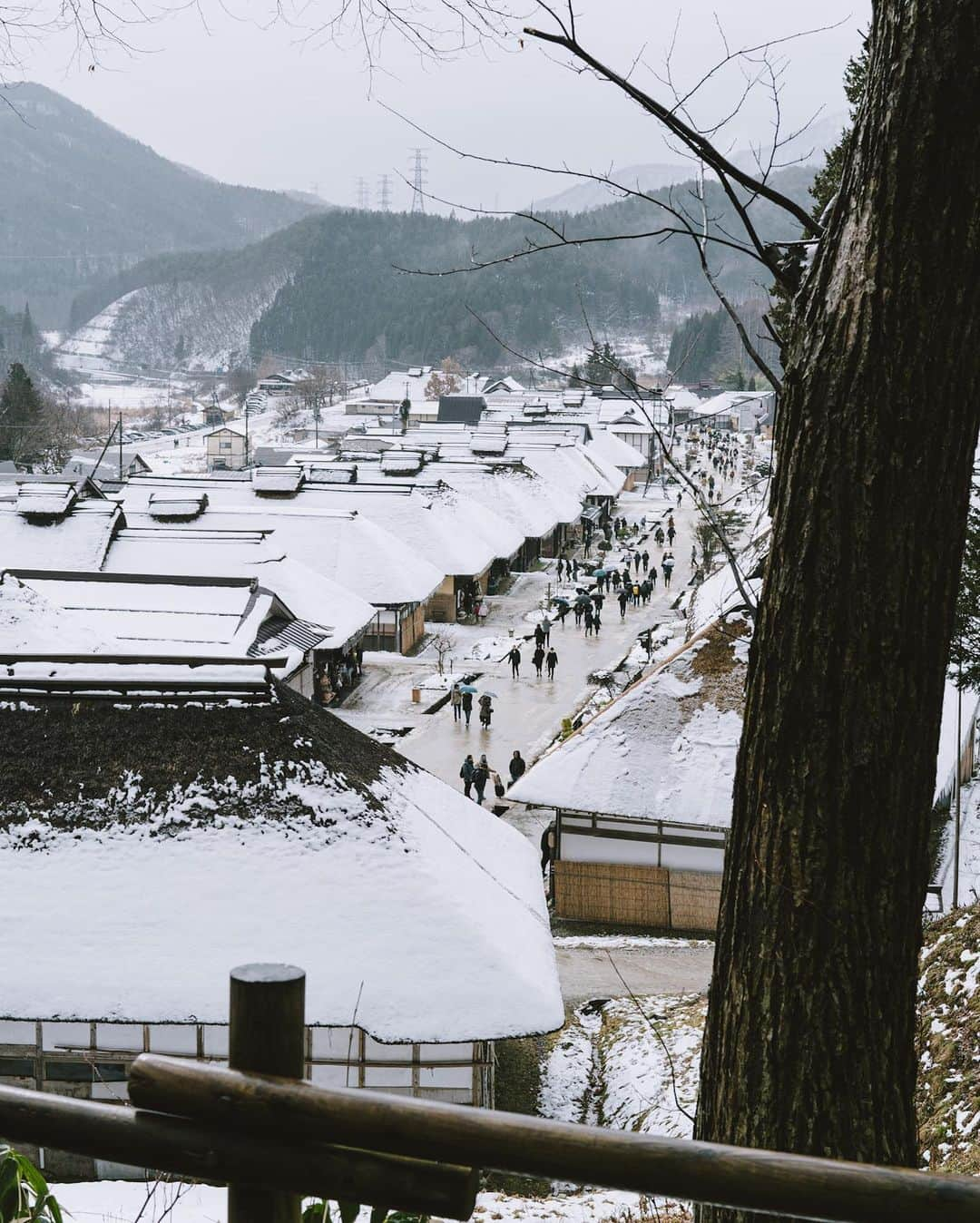 市川渚さんのインスタグラム写真 - (市川渚Instagram)「Ouchi-juku, Minamiaizu, Fukushima prefecture which was flourished as post town in the Edo period. Thatched roof Japanese old buildings have been preserved from this time.﻿ ﻿ ﻿ ﻿ ﻿ 何度かチャレンジしながら辿り着けてなかった福島・奥会津の大内宿。江戸時代宿場町として栄えた茅葺屋根の町並みがそのまま保存されてる。展望台、名物ねぎそばが食べれる飲食店やカフェなども多く過ごしやすさも◎﻿ ﻿ 昨日は生憎の雨だったけれど立派なつららがあちこちに。雪深い季節にまた来たい☃️﻿ ﻿ ﻿ ﻿ #sigmafp#sigmaglobalvision#sigma#sigma45mm#sigma45mmf28contemporary#大内宿#ouchijuku#ouchijukuvillage#南会津#福島#fukushimawinterscenery#snowylandscape #beautifuldestinations#winterwonderland#fukushimagram#snowscapes#discoverjapan#japan_of_insta#nagikotrip」12月31日 17時02分 - nagiko