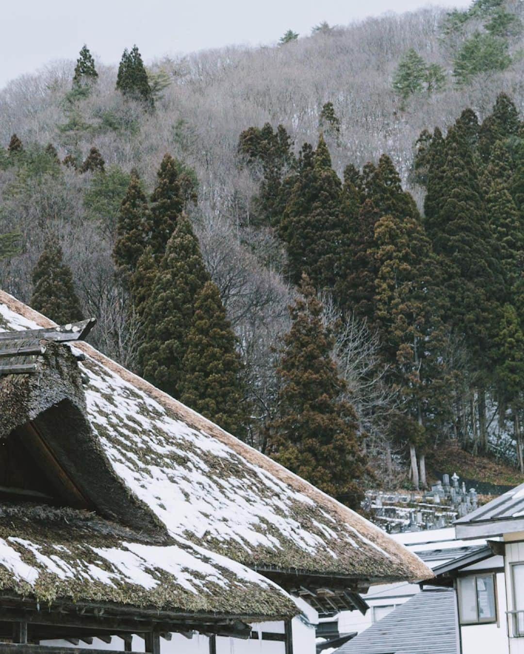 市川渚さんのインスタグラム写真 - (市川渚Instagram)「Ouchi-juku, Minamiaizu, Fukushima prefecture which was flourished as post town in the Edo period. Thatched roof Japanese old buildings have been preserved from this time.﻿ ﻿ ﻿ ﻿ ﻿ 何度かチャレンジしながら辿り着けてなかった福島・奥会津の大内宿。江戸時代宿場町として栄えた茅葺屋根の町並みがそのまま保存されてる。展望台、名物ねぎそばが食べれる飲食店やカフェなども多く過ごしやすさも◎﻿ ﻿ 昨日は生憎の雨だったけれど立派なつららがあちこちに。雪深い季節にまた来たい☃️﻿ ﻿ ﻿ ﻿ #sigmafp#sigmaglobalvision#sigma#sigma45mm#sigma45mmf28contemporary#大内宿#ouchijuku#ouchijukuvillage#南会津#福島#fukushimawinterscenery#snowylandscape #beautifuldestinations#winterwonderland#fukushimagram#snowscapes#discoverjapan#japan_of_insta#nagikotrip」12月31日 17時02分 - nagiko