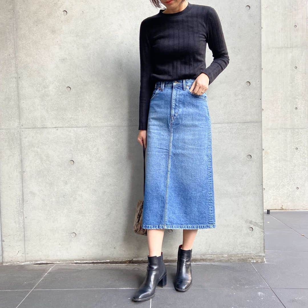 Moname Official Instagramさんのインスタグラム写真 - (Moname Official InstagramInstagram)「. 14オンスの厚みのある 本格的なデニムを使用したAラインスカート！ 膝下と長めに設定しているので 大人っぽく見せてくれます。 . Standard Denim Skirt No.41193031 Color.LBL ¥16,000 +tax . height 165cm . #moname #モナーム #moname_code #19AW #デニムコーデ #denim #jeans #ootd #デニム #モテデニム #デニム女子 #パンツ #カジュアルコーデ #シンプルコーデ #着回しコーデ #今日のコーデ #ヒール #ママファッション #デニムスカート #着画 #ラフコーデ #きれいめコーデ #ワイドパンツ #冬コーデ #高見えコーデ #着回し #160cm #パリジェンヌ #パリジャン #大人女子」12月31日 17時03分 - moname.official