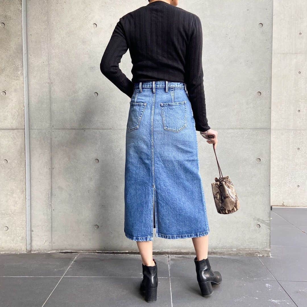 Moname Official Instagramさんのインスタグラム写真 - (Moname Official InstagramInstagram)「. 14オンスの厚みのある 本格的なデニムを使用したAラインスカート！ 膝下と長めに設定しているので 大人っぽく見せてくれます。 . Standard Denim Skirt No.41193031 Color.LBL ¥16,000 +tax . height 165cm . #moname #モナーム #moname_code #19AW #デニムコーデ #denim #jeans #ootd #デニム #モテデニム #デニム女子 #パンツ #カジュアルコーデ #シンプルコーデ #着回しコーデ #今日のコーデ #ヒール #ママファッション #デニムスカート #着画 #ラフコーデ #きれいめコーデ #ワイドパンツ #冬コーデ #高見えコーデ #着回し #160cm #パリジェンヌ #パリジャン #大人女子」12月31日 17時03分 - moname.official