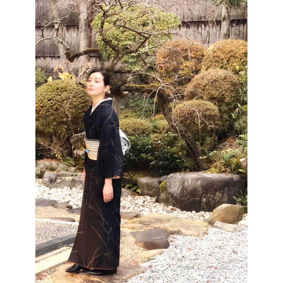 竹中友紀子のインスタグラム：「#2019年大晦日  私にとっての2019年、一言で言うと変化の年かな。 私を新たな場所に導いてくれる、そんな出会いがたくさんありました。 モデルとしても思いがけず発酵の仕事をいただいたり、女優としては何故私が？という役で評価をいただいたり、新たに求められることに対応しているうちに私自身の意識も変わってきたような。 この先の2020年が楽しみです。 今年出会ってくださったみなサマ、支えてくださったみなサマ、応援してくださったみなサマ、本当にありがとうございました。 よいお年をお迎えください^ ^」