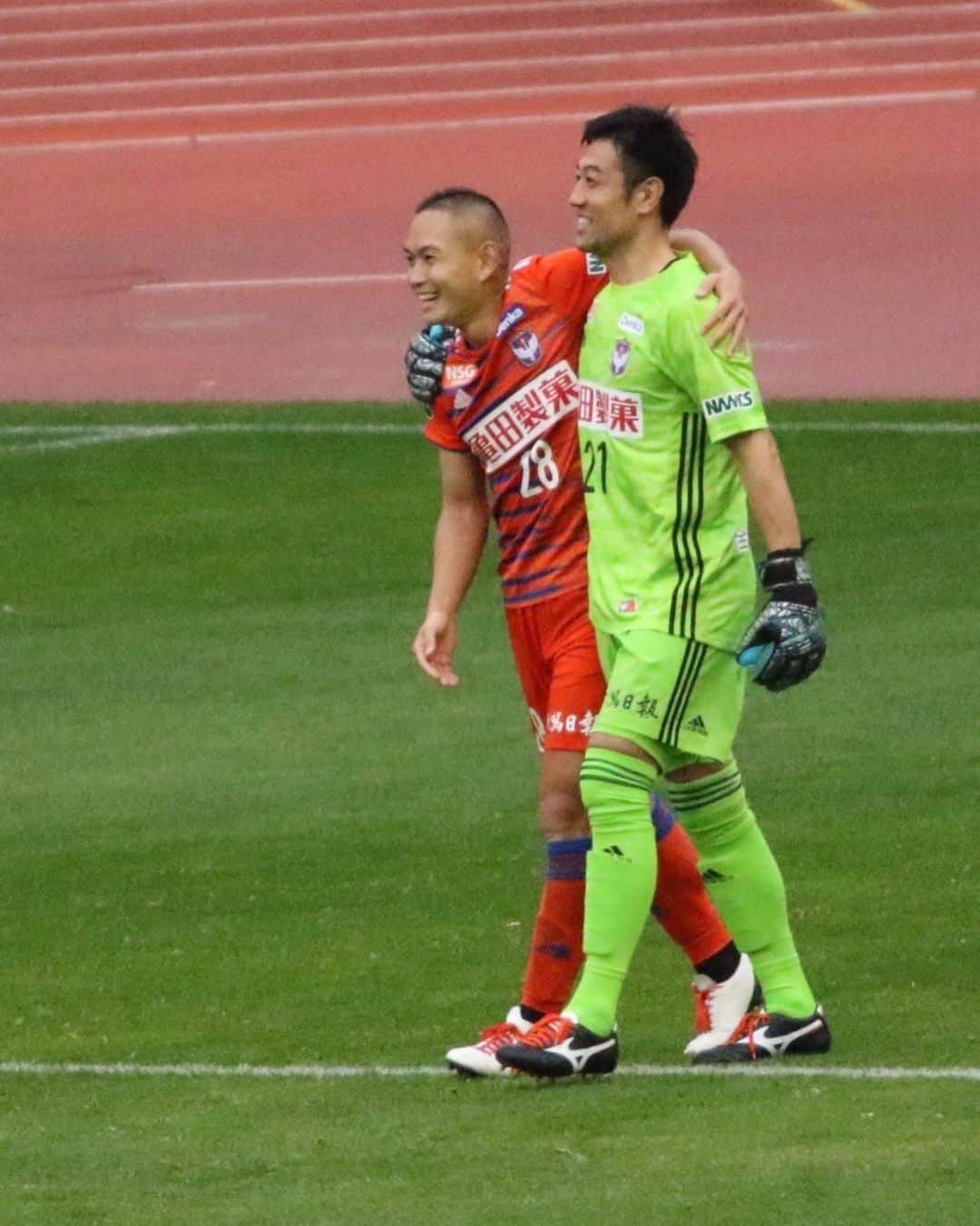 早川史哉さんのインスタグラム写真 - (早川史哉Instagram)「2019年は僕にプロサッカー選手を目指すきっかけを与えてくれた野澤洋輔選手とプレーした特別な1年でもありました。 ありがとう俺のヒーロー。 これからも俺のヒーロー。  この1年野澤洋輔という強烈なテイストに影響を受けたふみぞーでした。  #想いを繋ぐ #野澤洋輔 #ゴール守る俺たちのヒーロー」12月31日 17時13分 - fumizo_official