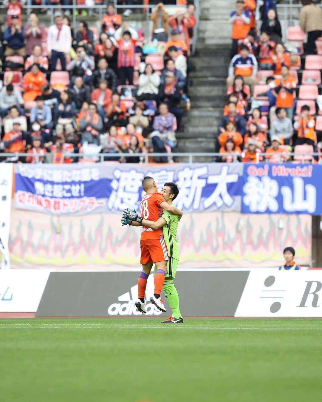 早川史哉さんのインスタグラム写真 - (早川史哉Instagram)「2019年は僕にプロサッカー選手を目指すきっかけを与えてくれた野澤洋輔選手とプレーした特別な1年でもありました。 ありがとう俺のヒーロー。 これからも俺のヒーロー。  この1年野澤洋輔という強烈なテイストに影響を受けたふみぞーでした。  #想いを繋ぐ #野澤洋輔 #ゴール守る俺たちのヒーロー」12月31日 17時13分 - fumizo_official