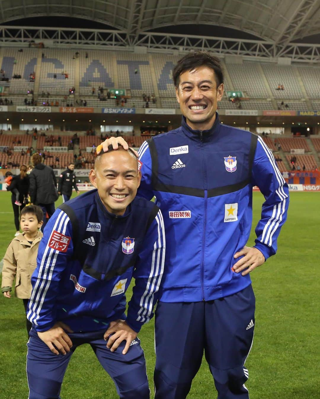 早川史哉さんのインスタグラム写真 - (早川史哉Instagram)「2019年は僕にプロサッカー選手を目指すきっかけを与えてくれた野澤洋輔選手とプレーした特別な1年でもありました。 ありがとう俺のヒーロー。 これからも俺のヒーロー。  この1年野澤洋輔という強烈なテイストに影響を受けたふみぞーでした。  #想いを繋ぐ #野澤洋輔 #ゴール守る俺たちのヒーロー」12月31日 17時13分 - fumizo_official