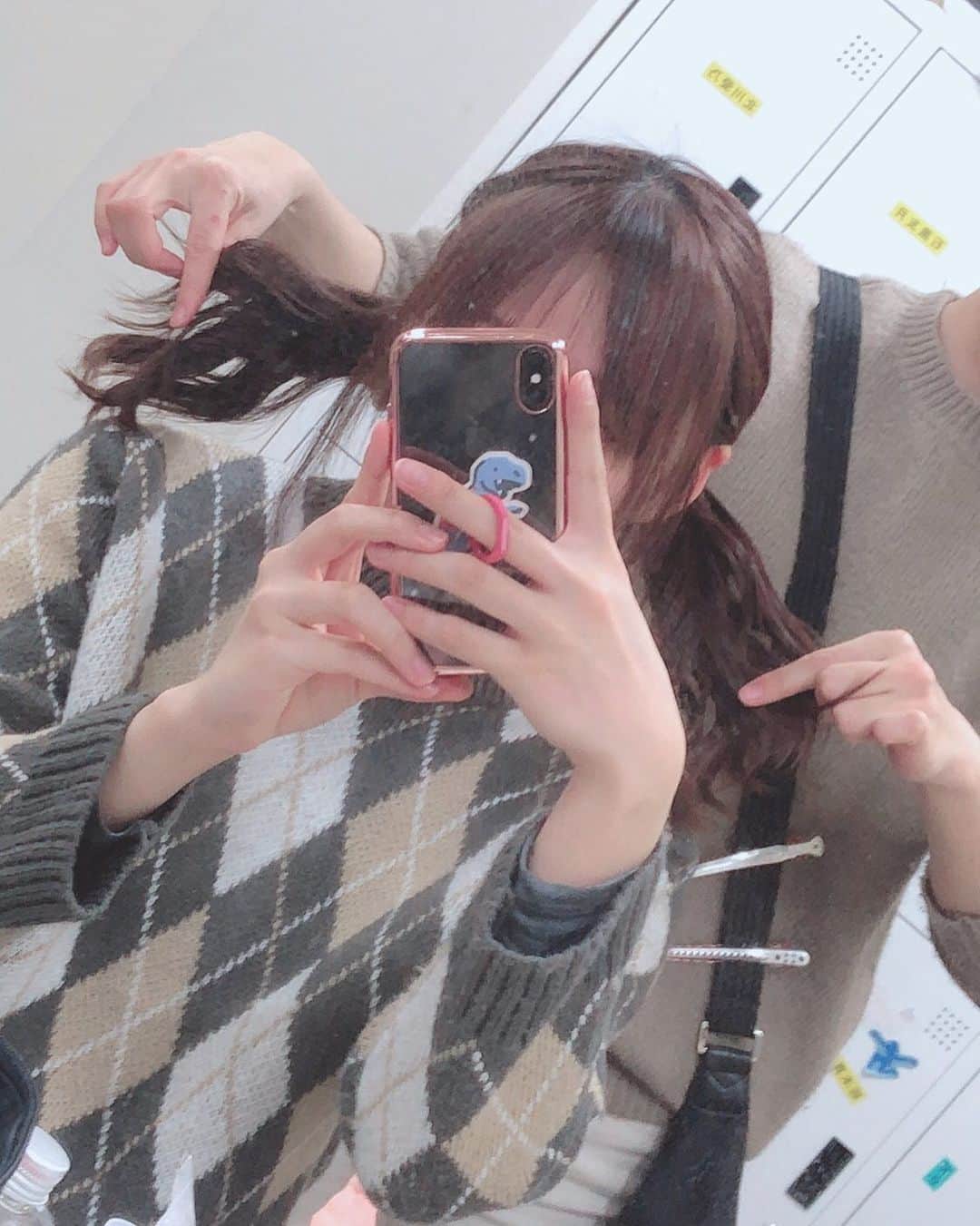 のインスタグラム：「ざわざわ👧 年末ですね…🤣🤣 #twintail #ootd #hairarrange #makeup #mirrorselfie」