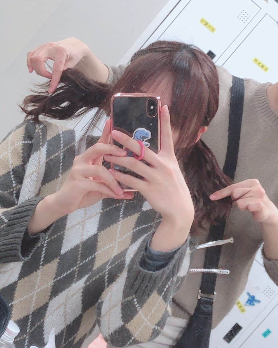 鎌田菜月さんのインスタグラム写真 - (鎌田菜月Instagram)「ざわざわ👧 年末ですね…🤣🤣 #twintail #ootd #hairarrange #makeup #mirrorselfie」12月31日 17時08分 - nacky_k829