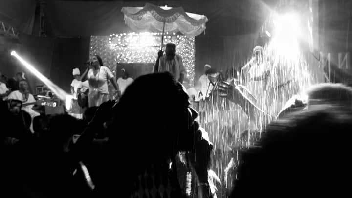 Alice Wegmannのインスタグラム：「hoje a noite foi linda e a chuva caiu como tinha que cair. e teve roda e dança e festa e gente celebrando a alegria de vida de ser e estar. poder sentir o arrepio e cada gota de chuva que toca a pele; girar com a roda, encontrar com outros e se encontrar. e a felicidade de estar presente e sentir - e se permitir sentir - sem medo, sem culpa, sem pressa, sem peso. viver é bom. eu vi.」
