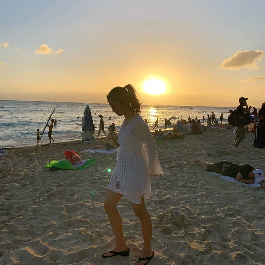 川畑綾理のインスタグラム：「２０１９🔚 新しい経験が沢山出来ました☺︎有難うございました‼︎ . . . #hawaii #oahu #waikiki #waikikibeach #northshore #hawaiilife #travel #ootd #sunset #l4l #f4f #happynewyear #newyear #2020 #ハワイ #オアフ島 #ワイキキ #ワイキキビーチ #ハワイ旅行 #旅行 #今日の服  #サンセット #夕陽 #いいね返し #フォロー返し #新年 #ハッピーニューイヤー #あけましておめでとうございます #シブサン #プラチナムプロダクション」