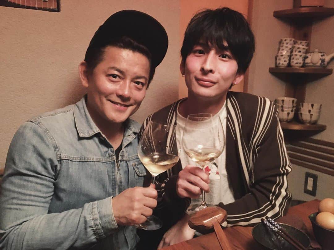 長瀬貴博のインスタグラム：「YouTubeチャンネル 『ハンバーグ師匠ミュージックライフ』 内の動画で、なんと人生初のドッキリを受けました、、！ 堤下さんからご飯のお誘いを受けて調子よく飲んでいたら。。ハンバーグ師匠の話になり。。なんと。。 . いや驚きました！笑 そして大笑いしました！ ハンバーグ師匠、個室が壊れるんじゃないかと思う声量でした。 心残りは、飲みすぎて顔が真っ赤なことです（ビール一杯半） そしてハンバーグ師匠とのツーショット📸 ありがとうございました(^ ^) . 『ハンバーグ師匠ミュージックライフ』 『堤下食堂』両チャンネルでコラボ動画が配信されております！ 皆様是非ご視聴、チャンネル登録、goodボタン押してくださいね(^ ^) . ↓ハンバーグ師匠の動画はこちらのURLから↓ https://youtu.be/GXH3GHSesGs . ↓堤下食堂の動画はこちらのURLから↓ https://youtu.be/Kjxst17sTJU . #youtube #ハンバーグ師匠 #ハンバーグ師匠ミュージックライフ #堤下食堂」