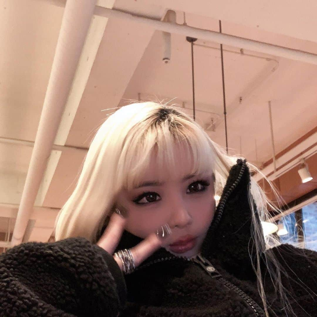 パク・ボムのインスタグラム：「오늘은 밖에서 데이트듕😳👑 #2ne1 @dnation_official #dnation #디네이션 #박봄 #parkbom #bompark #ぼム #朴春‎#بارك_بوم」