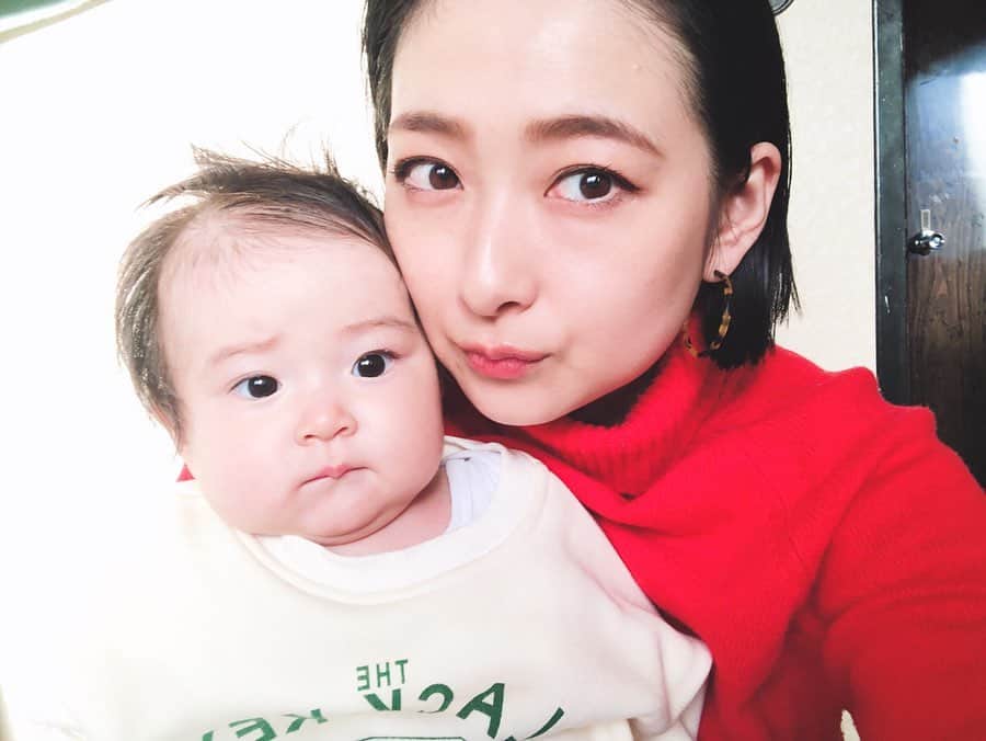 松本亜希のインスタグラム：「2019年を振り返ってみると、娘一色でした❣️ . 2018年の大晦日は旦那さんの実家でみんなで妊娠を喜び、みんなで紅白を見て、みんなで年越しをしました。 . お腹の中でまだちっちゃかったきなりも外の世界へ出てきて、今年はみんなで年越し。 . 妊娠期間は平坦な道のりでは無かったけど、家族みんなで乗り越えてますます絆が深まりました！ . 娘に出会えて幸せ❣️ . 私たちを支えてくれた全ての人達に感謝しています☺️ みなさま！良いお年をお迎えください❤️🤍❤️🤍❤️ . #2019年大晦日 #2019年が私の人生の一番のハイライト #良いお年を！ #きなり #女の子ベビー #女の子ママ#babygirl」