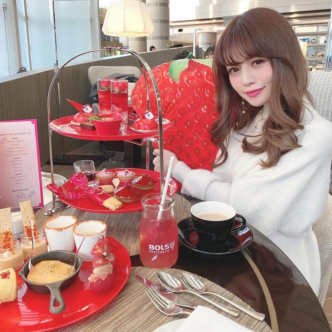 Isakoさんのインスタグラム写真 - (IsakoInstagram)「マリオット東京🍓 Red Afternoon Tea☕️💕 . 2019年最後のティータイム🎂 真っ赤な可愛いいちごの アフタヌーンティーに行ってきました💕 . めちゃくちゃ可愛かった🥺💕 ブログにも詳しく書くね💫 . . . . #品川グルメ#アフタヌーンティー#アフタヌーンティー部#アフタヌーンティー#マリオットホテル#東京マリオットホテル#苺スイーツ#ストロベリーマニア#ストロベリーアフタヌーンティー#いちごスイーツ#東京カフェ#marriotthotel#marriotthotels」12月31日 17時18分 - ichaaako