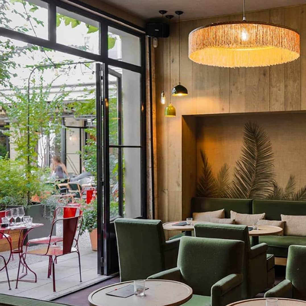 ベンシモンのインスタグラム：「Bambou 🎋 Pour tous ceux qui comme nous n'ont pas la chance de partir pour les fêtes on vous donne notre secret : @Bambouparis, le restaurant Thaïlandais qui nous fait voyager 😌🍃 Le plat préféré de notre team d'amour ? La daurade vapeur à la sauce sucrée salée & combava ! Alors, vous validez ? 🇬🇧 Bambou 🎋 For all those who like us do not have the chance to go away for the holidays, we give you our secret: Bamboo, the Thai restaurant that will make you travel in complete serenity 😌🍃 Our love team's favourite dish? The steamed sea bream with a sweet and salty sauce & combava! So, do you validate? Photo @bambouparis 📸  #bensimon #adressesbensimon #bensimonfood #food #adressesparis #restaurantparis #bambouparis #bambou」