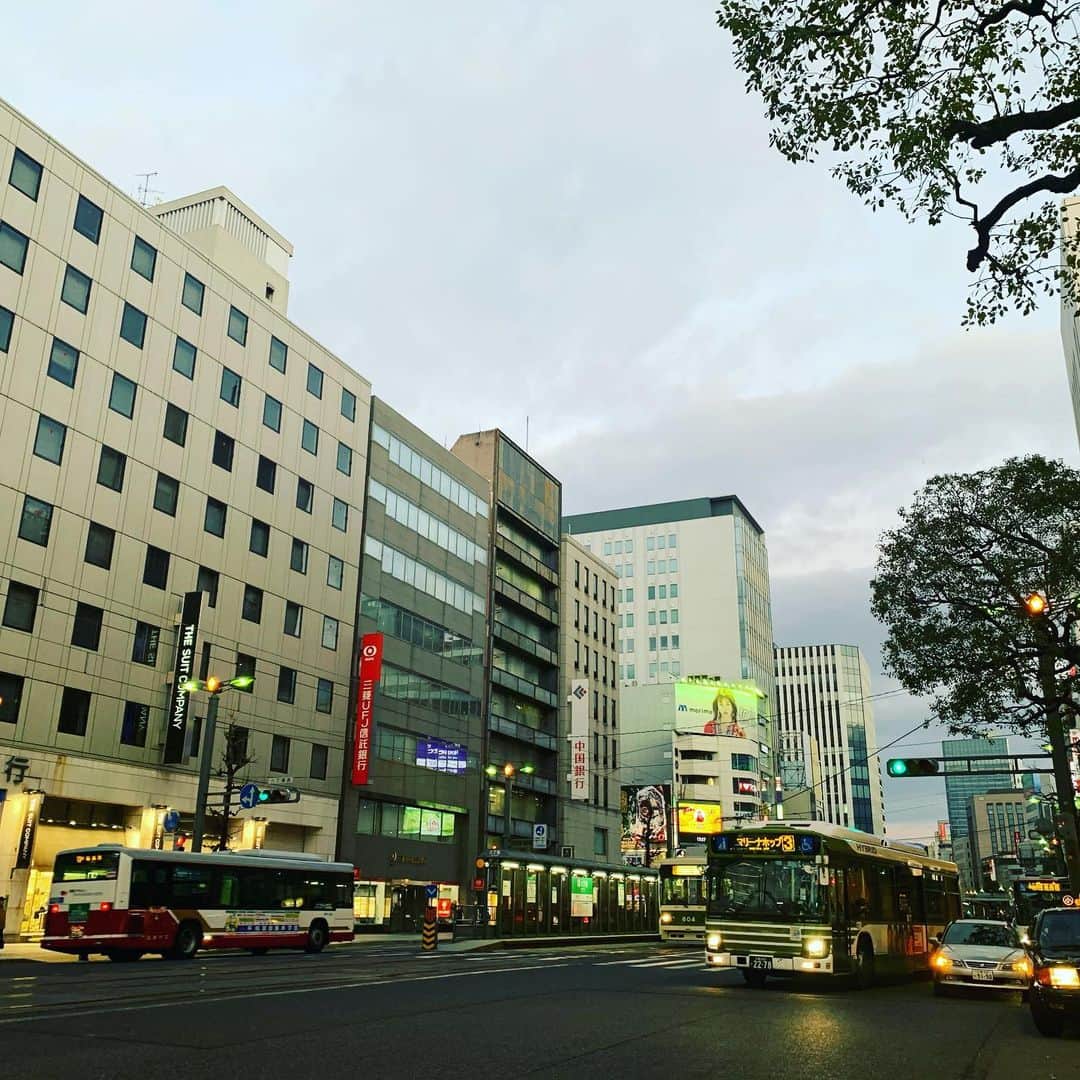 大隅智子さんのインスタグラム写真 - (大隅智子Instagram)「大晦日の広島のスタバで一息。たくさんの人で賑わってます。ここのスタバはあすの元日から開いてるそう! #広島　#スタバ」12月31日 17時21分 - tomokotenki