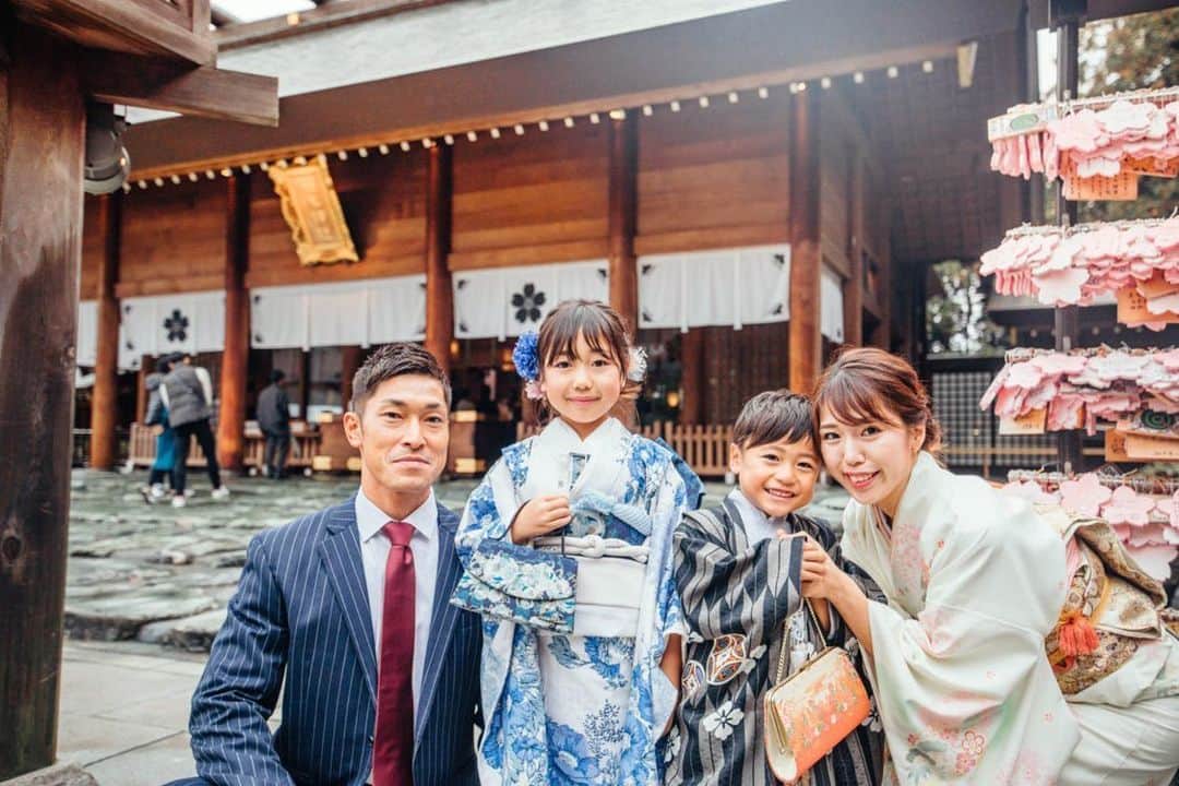 かなのインスタグラム：「． 皆様、今年もお世話になりました♡ ． 今年は家族や周りのみんなに助けられながら、支えられながらの一年でした。 家族揃って新年を迎えられることがなにより嬉しい。 私にとってなによりも大切な家族との時間を これからも大切にしていきたい。 ． 良いお年をお迎えください✨ 来年もよろしくお願いします💓 ． ． #2019#ありがとう#感謝#家族」