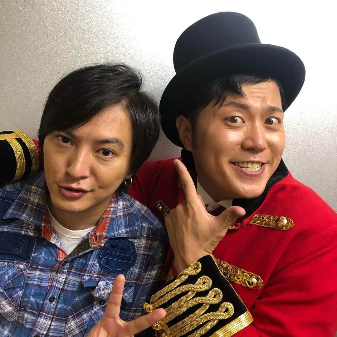 エハラマサヒロさんのインスタグラム写真 - (エハラマサヒロInstagram)「今年は吉本坂でCD出して、カジサックで歌って、ハワイ行って、ものまね紅白でMVP貰って、宣材写真撮り直して、ミュージカルマンやって、ファントムやって、漫画連載始めて、YouTubeチャンネル作った年でした。来年もよろしく️‼️😁﻿ ﻿ #多動力カッコいい﻿ #一年早すぎてカッコいい﻿ #インスタライブもほぼ毎日やっててカッコいい」12月31日 17時27分 - eharamasahiro