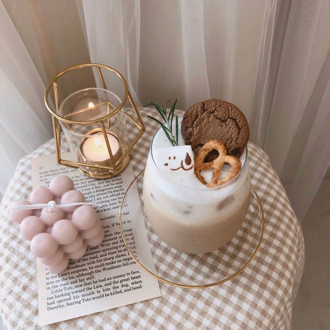 のインスタグラム：「@xxayapink さんのおうちカフェ☕️ . 𝐬𝐧𝐨𝐨𝐩𝐲 🍪 . 韓国っぽアイスカフェラテ☕️ . LaLaLikeのラテ風𓂅𓂅 . #lalalike #koreacafe #seoulcafe #homecafe #candle #soycandle #candleholder #カフェ好きな人と繋がりたい #韓国カフェ #ソウルカフェ #カフェ風 #お家カフェ #家カフェ #スヌーピーカフェ #スヌーピー #アイスラテ #カフェラテ #カフェドリンク #ソイキャンドル #キャンドルホルダー #キャンドル #キャンドルのある暮らし#女子部屋#部屋作り #かわいい」