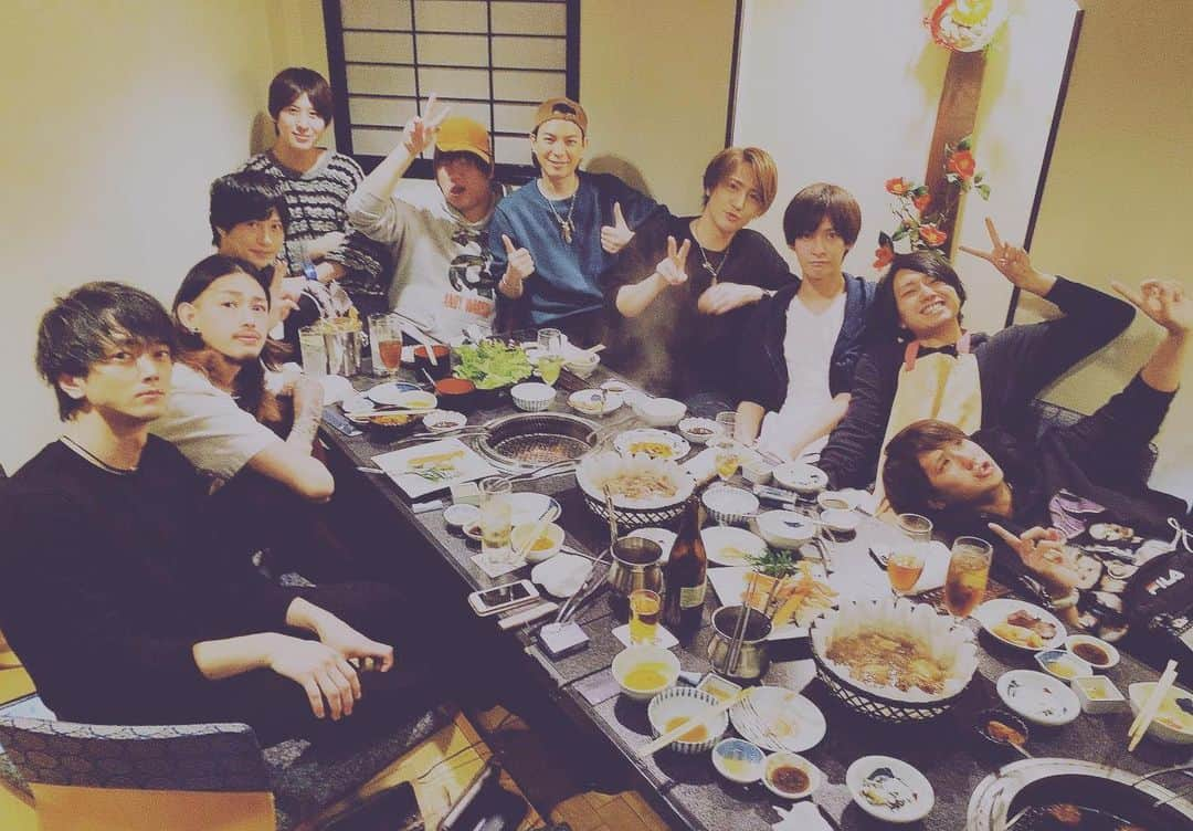 澤本幸秀さんのインスタグラム写真 - (澤本幸秀Instagram)「BALUS忘年会！ 皆さま今年もBALUSをご愛顧頂きありがとうございました^_^ 最高の2019年でした！ 良いお年をお過ごしください☺️ #balus#歌舞伎町#bar」12月31日 17時40分 - yukihide0626