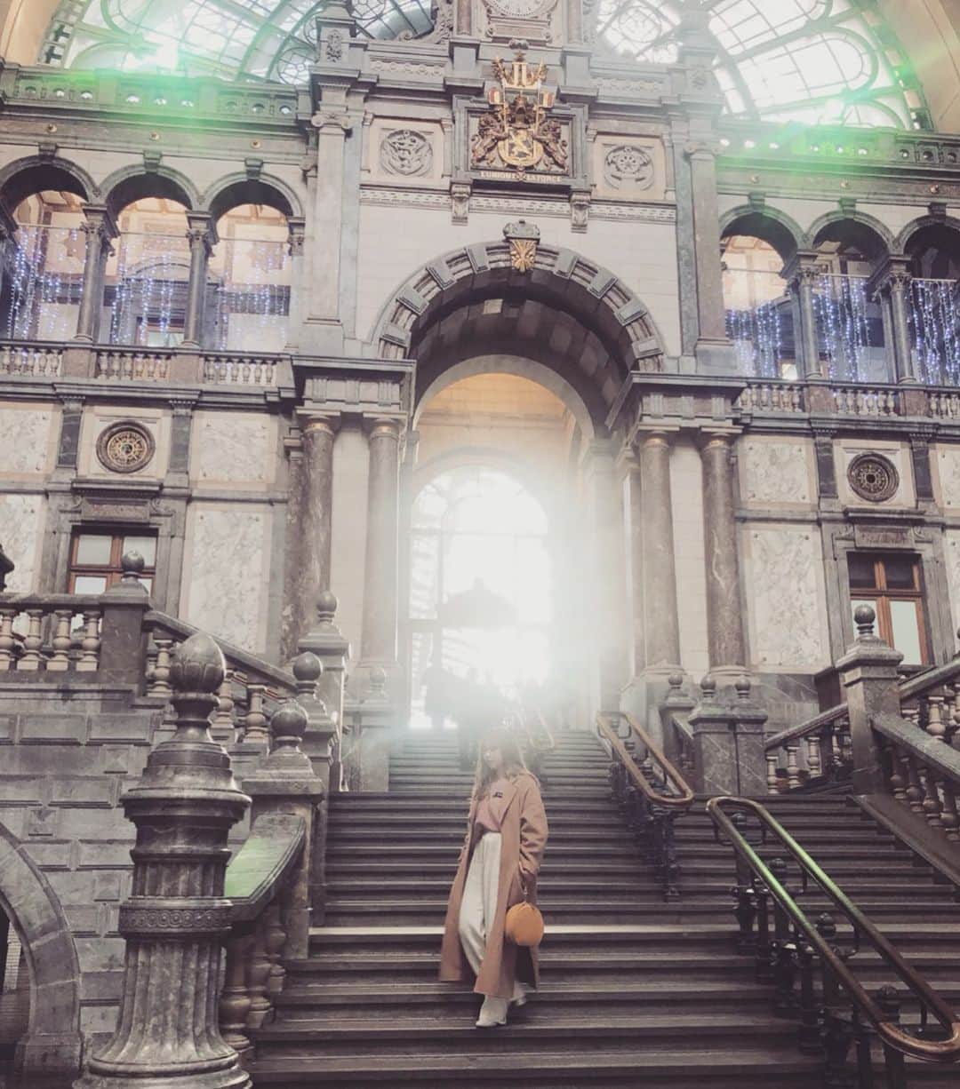 puinpiさんのインスタグラム写真 - (puinpiInstagram)「2019 Last trip ： 2019年最後の旅をしに ベルギーへ来ています。 ： 写真は、世界で最も美しい駅の1つ アントワープ中央駅。 ： ずっと行きたかったので、 年内にこれてよかった♡ ： ： 振り返ると、ほんとに楽しかったな。新しい事にもたくさん触れました。 ： 今年は、Puiを少しセーブしていたのですが、 ： さみしい、新作は？など、 メッセージをたくさん頂き、 ほんとに幸せものだなぁ。。と すごく感じました…😢 ： 作りたい物、したい事の為に 勉強の年にしていたので、 来年は大爆発したいと思っています☺︎❤︎！ ： 楽しみだな♡ ： ： 今年もほんとに ありがとうございました。 ： よいお年をお迎えください♡ ： ： #Pui#Puishop#ベルギー#アントワープ#ベルギー旅行#アントワープ中央駅#ヨーロッパ#年末年始#女子旅#タビジョ#コーデ#白パンツ#ニット#chanel#白ブーツ#ホワイトブーツ#旅コーデ#たびすたぐらむ#プイ」12月31日 17時40分 - puinpi