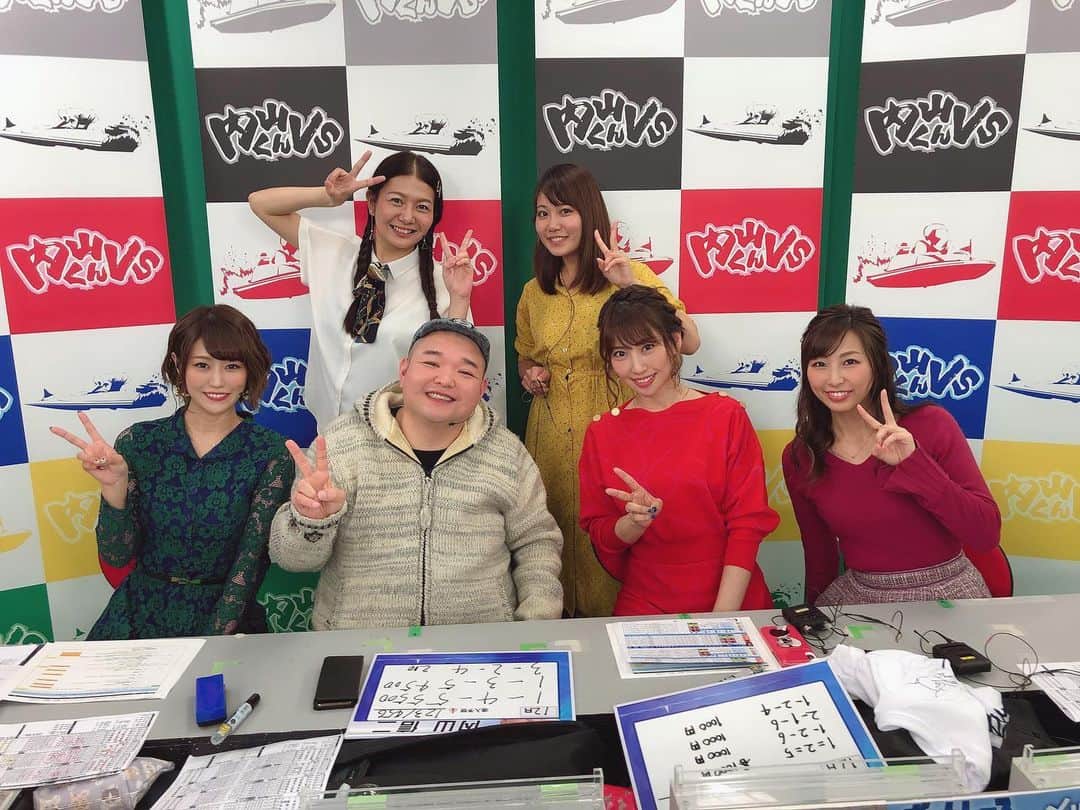 のインスタグラム：「30.31日と #内山くんvs お届けしました💕  クイーンズクライマックス優勝は今井美亜選手✨ 大会初出場初優出初優勝🏆 ティアラ👑姿も可愛かった、、、💕 シリーズ戦は平田さやか選手が優勝です✨ デビューから15年半31回目の優出で悲願の初優勝😭🏆 おめでとうございました🙇‍♀️✨ 来年1月も11.12.13日でYouTube放送、12.13は内山くんvsです🤗  今年もありがとうございました！  良いお年をー❤️」