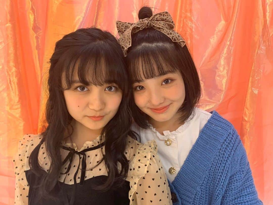 白井杏奈のインスタグラム：「・ 今年もありがとうございました。 たくさんの方と関われて、たくさんの方に応援していただけて幸せです🩰 ・ 2019年はすごくあっという間に感じました。 小6で受かったニコラモデルオーディションから始まり気づけばもう高校1年生です。 ニコラモデルの白井杏奈でいれる時間もあと少しになりました。 ニコラモデルになって私の生活はすごく変わったし、たくさんの素敵なものを得ることができました。 楽しいこともすごくたくさんあって、でもそれと同じくらい。それ以上に悔しいことや上手くいかないこともたくさんあります。 たくさん応援してくれてるのに、その期待に応えられなくてごめんなさい。それでも支えてくれて本当にありがとうございます。 残された時間を精一杯楽頑張りたいと思います。 改めて、私はニコラが大好きです！ そして、たくさんの人の中から白井杏奈を知ってくれて応援してくれている皆さんが大好きです！ ・ ニコラという雑誌から私を知ってくれた方、SNSから私を知ってくれた方、他のお仕事から私を知ってくれた方、たくさんいるの思います。 たくさんの人に愛される人になれるように、印象の残る人になれるように頑張ります！ ・ 2020年は自分の好きな自分になれるような1年にしたいと思います。 私らしく、楽しく頑張りたいです。 ・ 今年もありがとうございました。 来年もよろしくお願いします。 ・ 2019年のラスト写真はさきちゃんと♡♡」