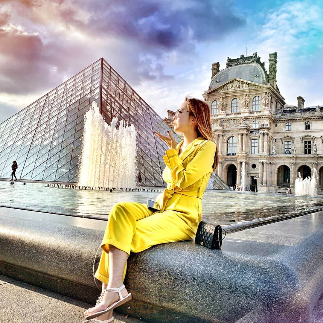 Nicole Chenのインスタグラム：「Happy new year! 2020! See you all next year! It will be a beautiful year . I can feel it ! #travel #paris #love #fun」