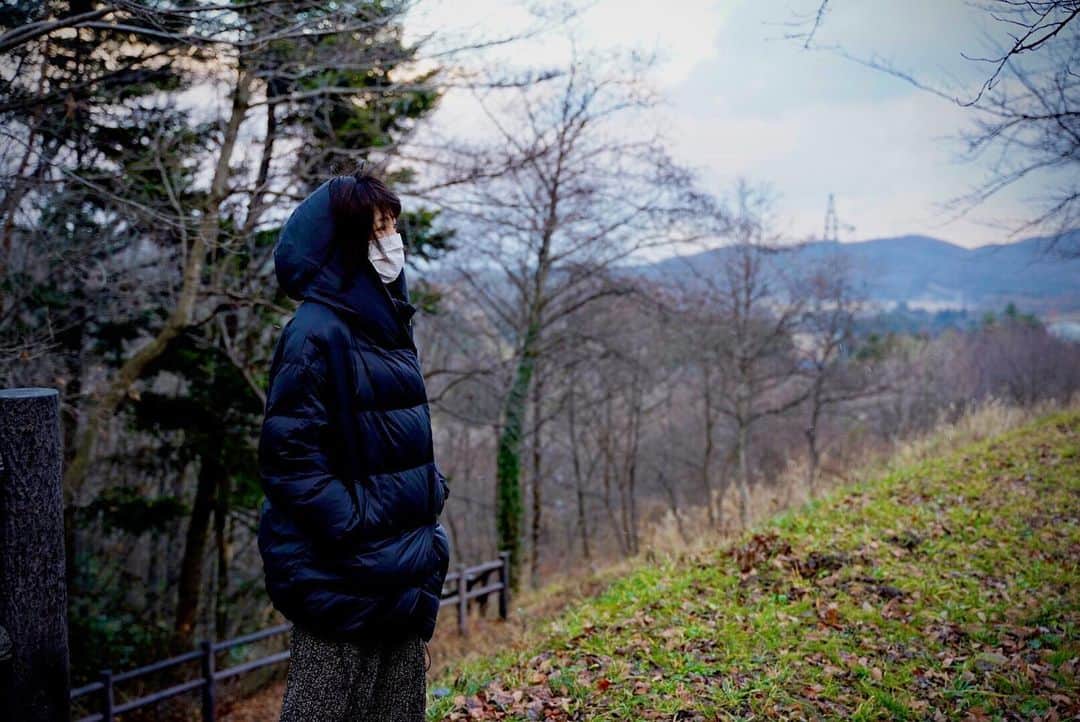 平田薫さんのインスタグラム写真 - (平田薫Instagram)「地元に帰って来てます⛰ ご近所の散歩🚶‍♀️山だなぁ。 強風で極寒でしたが空気が澄んでいて気持ちよかったです。 少し雪がパラついたりしてます。 年末ジャンボは当たりませんでした🙌  良いお年をお迎えください☺️ #マスクは防寒#必須 #2019」12月31日 17時42分 - hiratakaoru1215