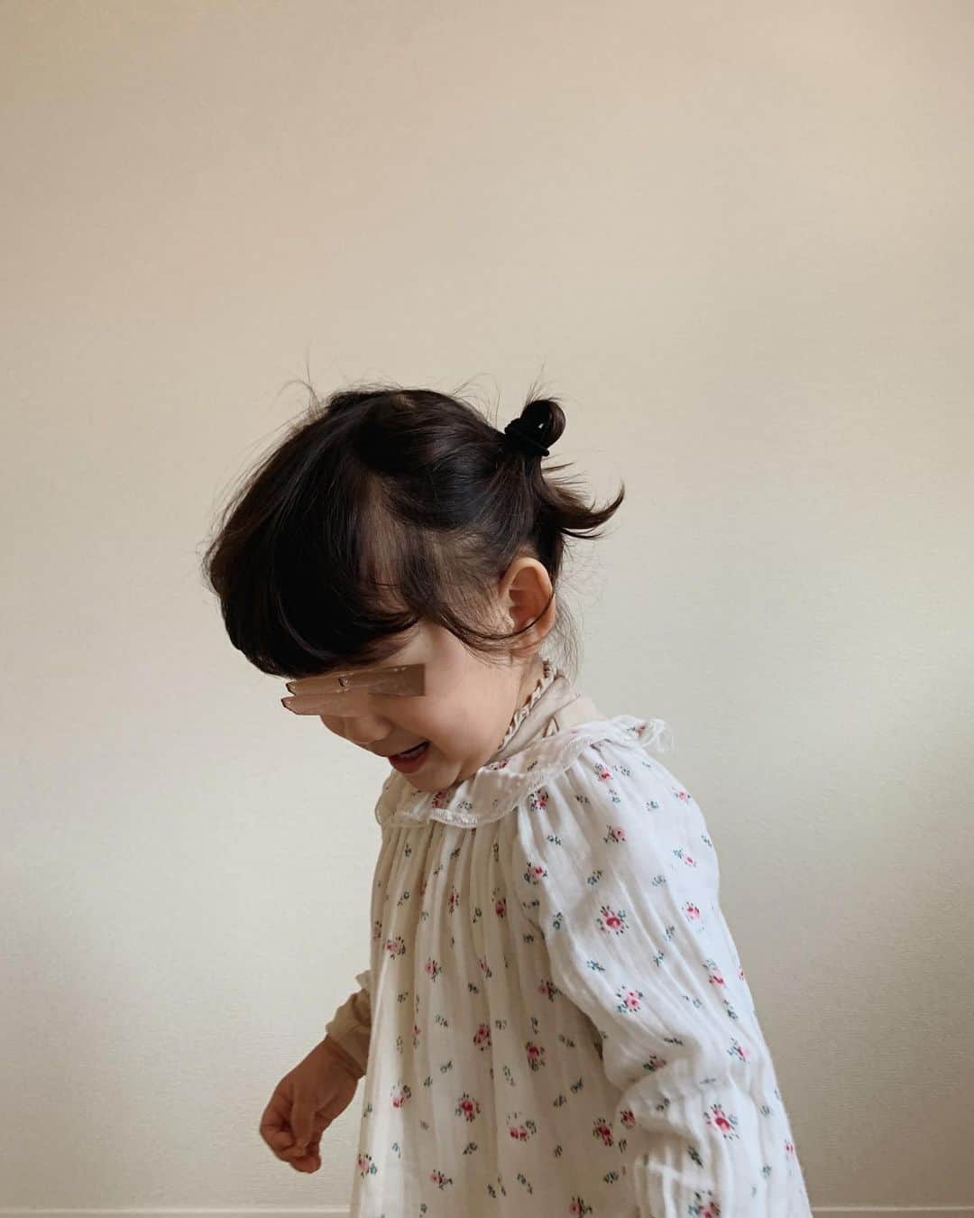 菅谷梨沙子さんのインスタグラム写真 - (菅谷梨沙子Instagram)「今年は娘が花粉症になったり、季節の変わり目に風邪を引いたりバタバタした日々もあったけど… 大きな怪我などはなく、たくさんの成長を感じた1年だったな🌼  #1歳9ヶ月#女の子#bonpoint#ボンポワン」12月31日 17時44分 - risako_sugaya