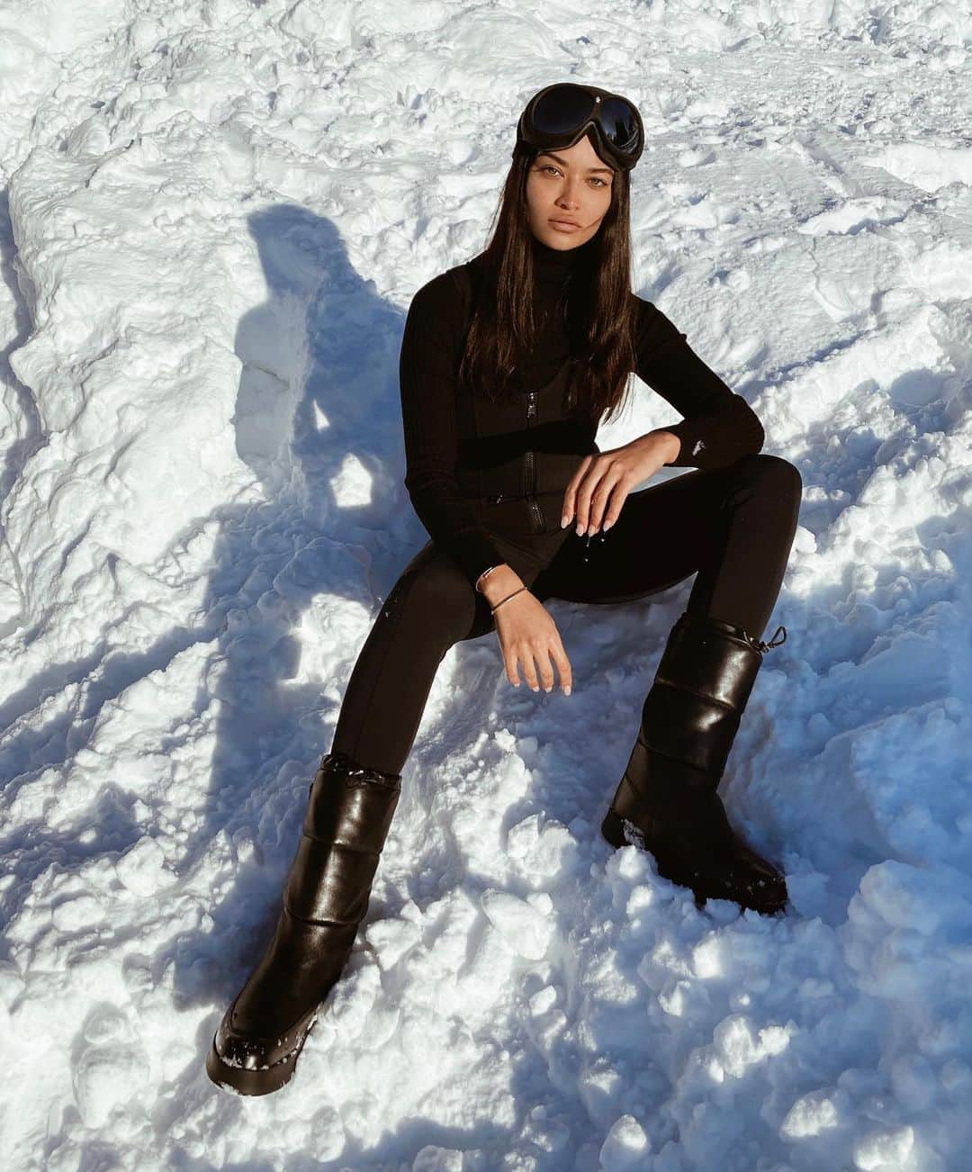 シャニーナ・シャイクのインスタグラム：「The last day of the year - for the past 5 years on this day I write a “letter to my self”. It’s a summary of all the goals, obstacles , achievements and loss I dealt with. I discuss how I would like to change certain aspects for my future and what I should leave behind. Give it a go! You’ll be pleasantly surprised when you read back on these letters to see how much you’ve grown 🖤✨✨✨!! I have a lot to write about for 2019💕」