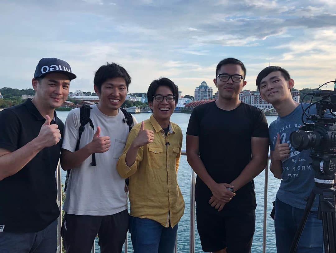 堀内大輝さんのインスタグラム写真 - (堀内大輝Instagram)「✈️ 気づけば海外出張も初めてさせてもらった年でした。 良い国だったなぁ。（仕事です）  #2019 #まとめ #4 #シンガポール #Singapore  #マリーナベイサンズ #marinabaysands  #3つのホテルの上にプール #泊まってはいません #ディレクターと現地撮影クルーと #USS #universalstudiosingapore  #マーライオン #前枠撮り #惜しい #目が染みてます #水族館 #レストラン #魚を見ながら魚を食べる #屋台 #カラスのふんが肩に落ちてきた #happyboy と現地人が慰めてくれた #名物 #チリクラブ #integratedresort」12月31日 17時46分 - hbc_daikihoriuchi