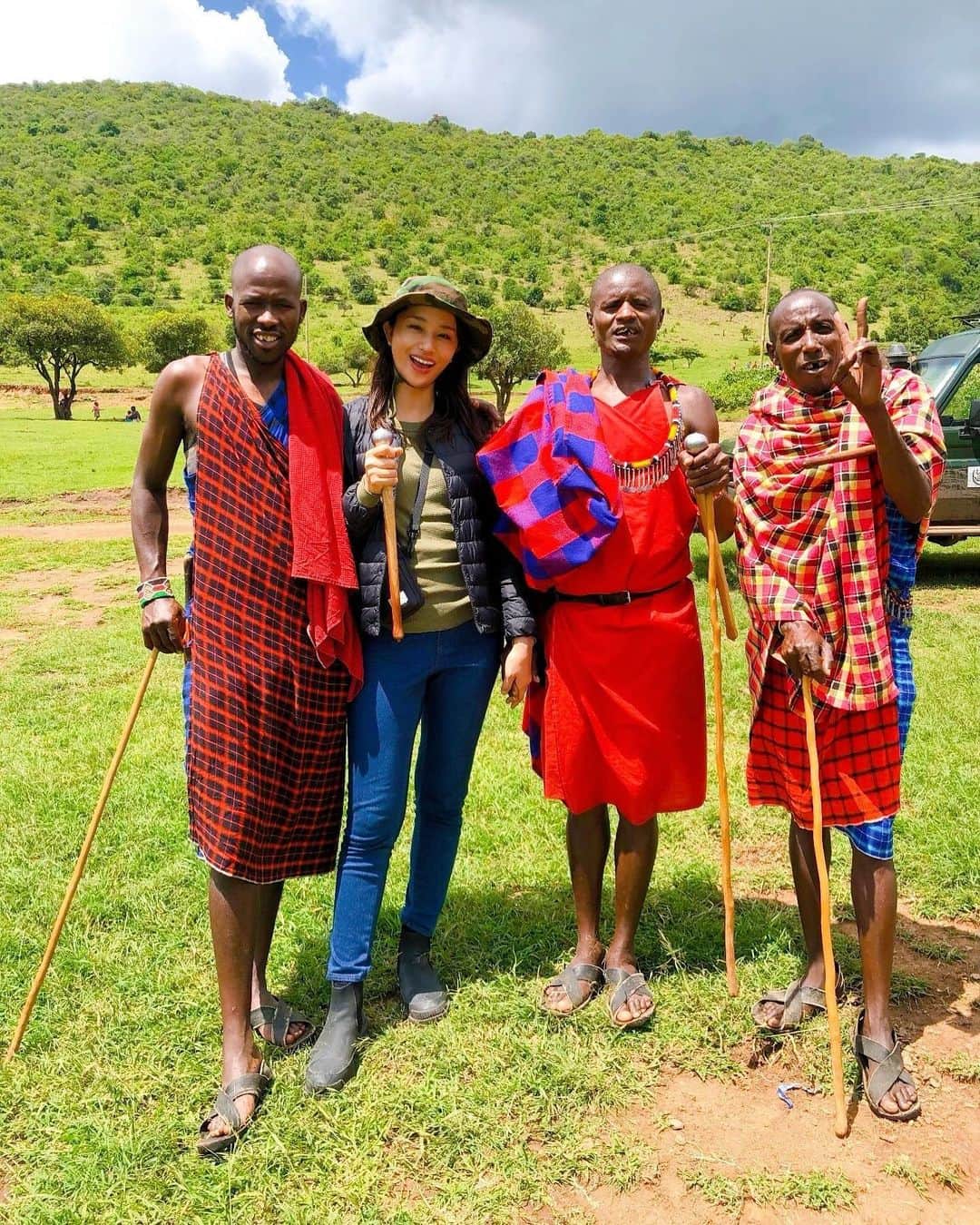 高橋メアリージュンさんのインスタグラム写真 - (高橋メアリージュンInstagram)「Went to Masai village! マサイ村へ行ってきました！ 乾季の時に草があまり生えなくて牛の餌が無くて牛が可哀想だと涙を流す人達。学ぶことがたくさんあります。 #masaivillage #マサイ村 #マサイ族 #masaimara  #masai #kenya🇰🇪」12月31日 17時47分 - maryjuntakahashi